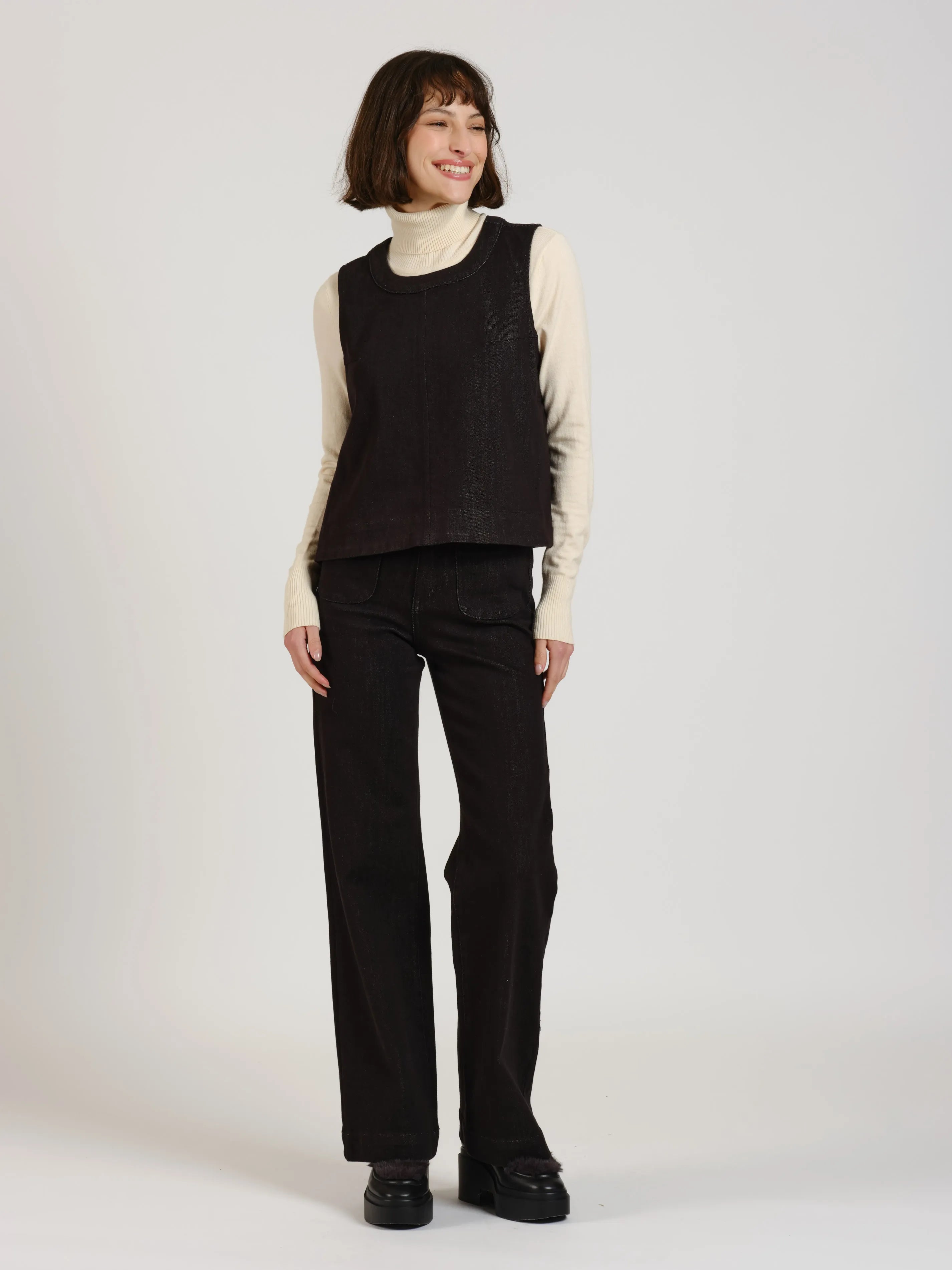 Haut court légèrement évasé IZA femme, BLACK, taille XS, porté par Léa (1m70) (F.A.M. JEANS) – photo 1