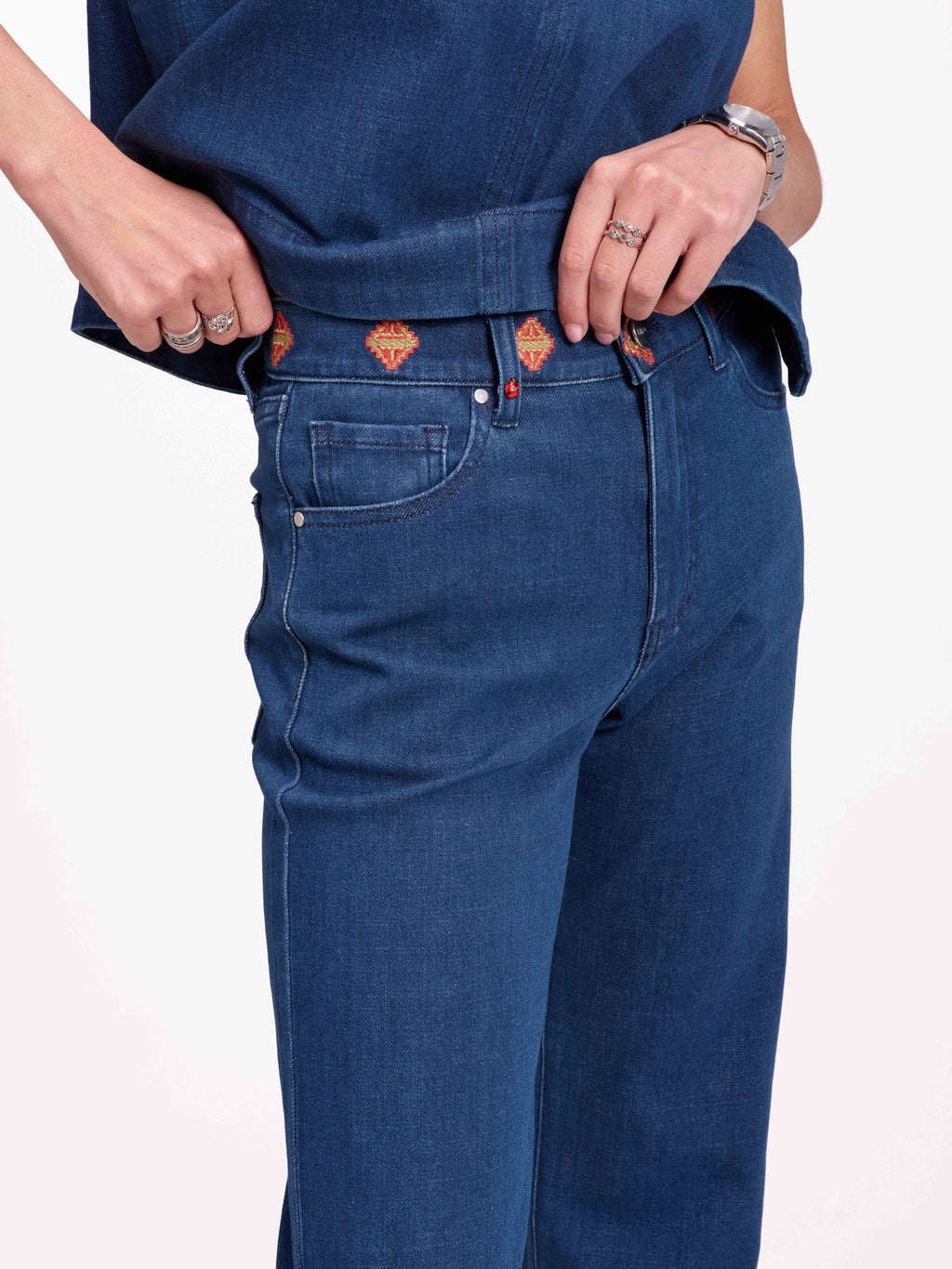 Jean court avec ceinture brodée POLA