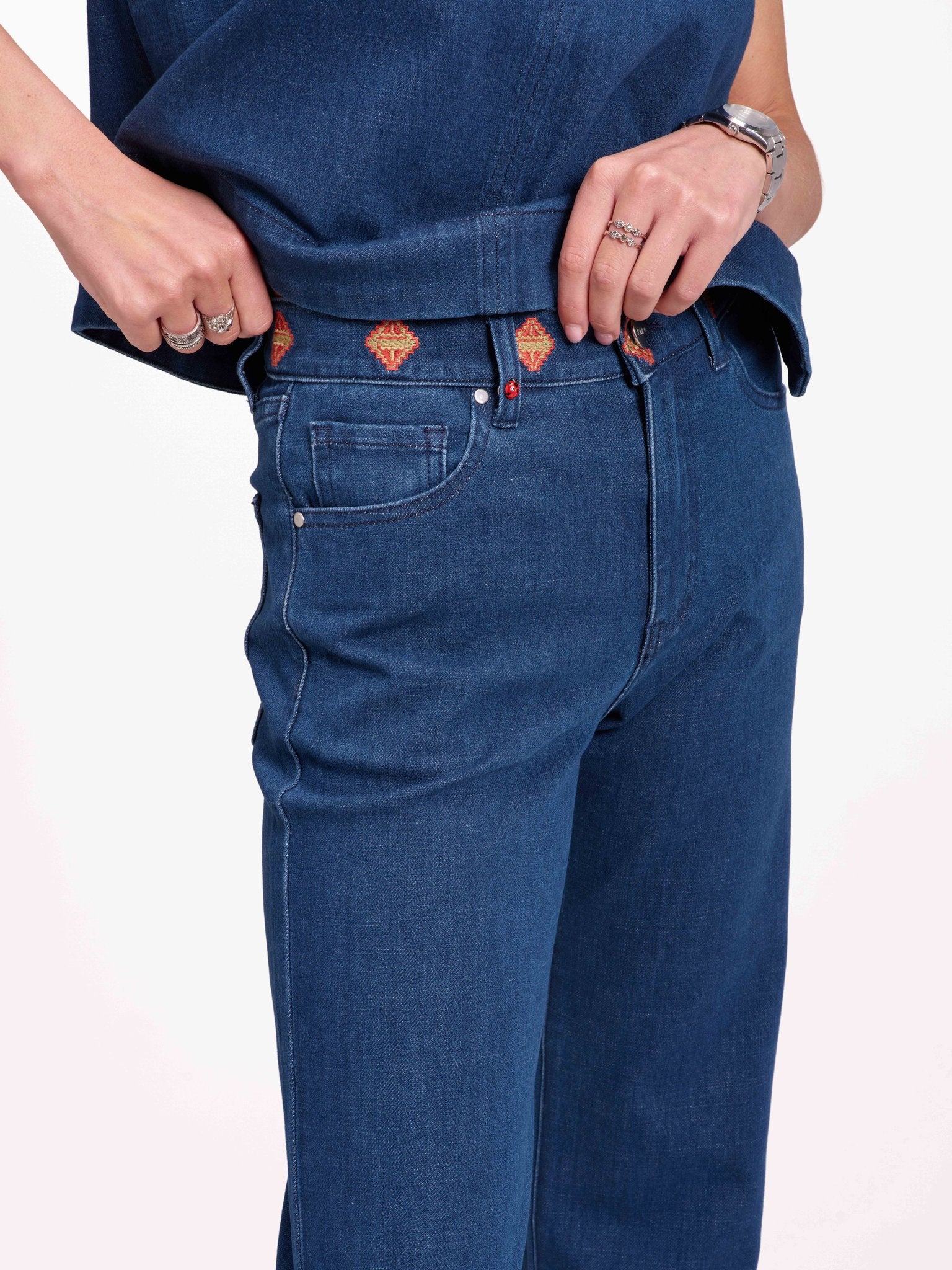 Jean court avec ceinture brodée POLA