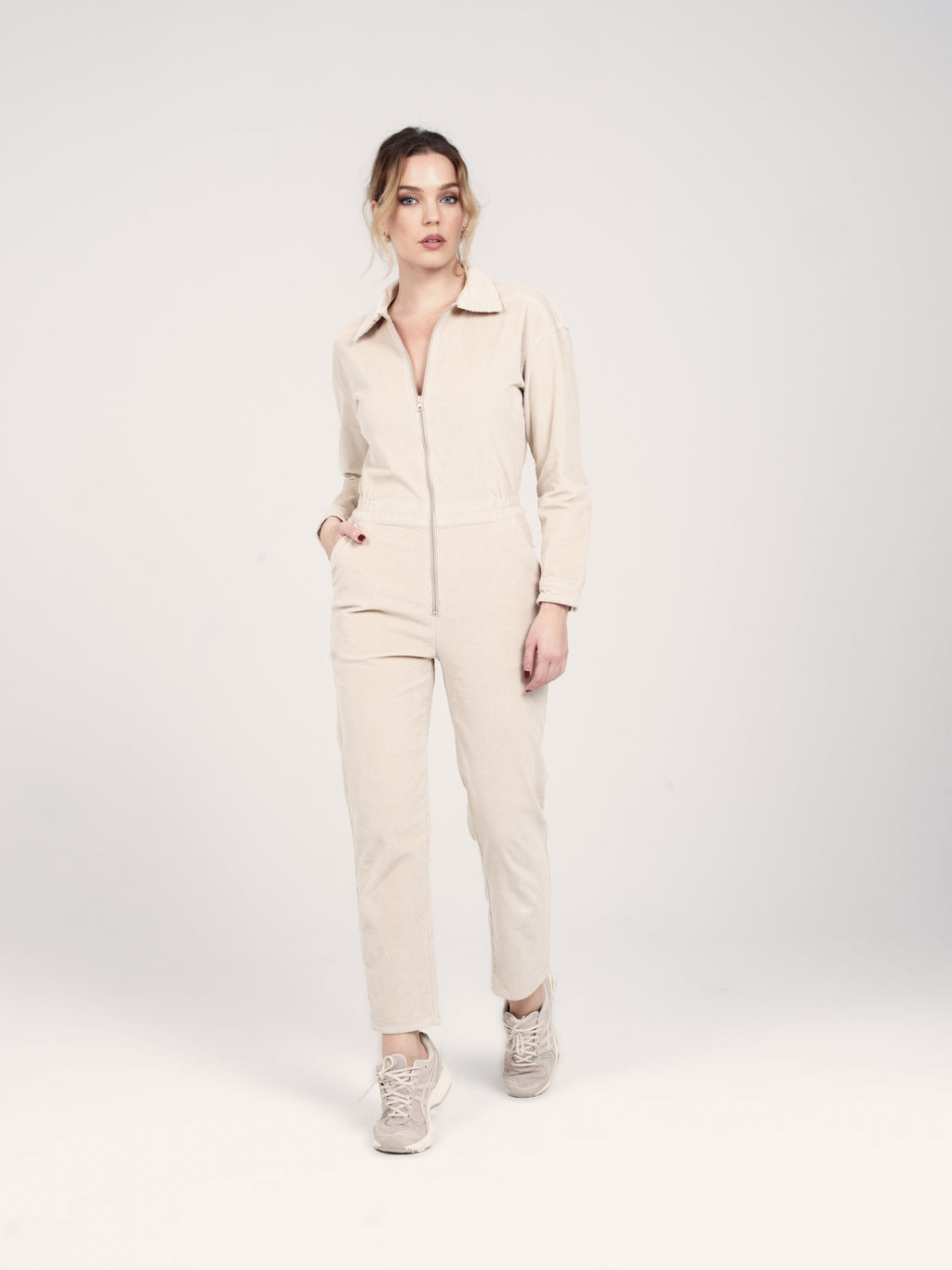 Combinaison manches longues en velours beige DAUPHINE femme, BEIGE, taille XS, porté par Priscilla (1m76) – photo 2