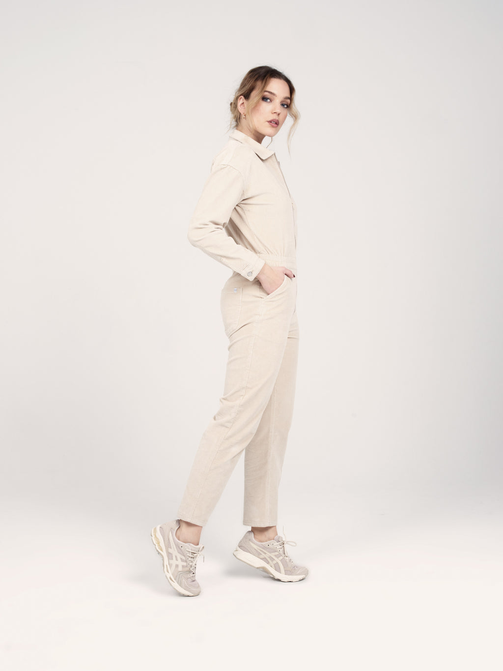 Combinaison manches longues en velours beige DAUPHINE femme, BEIGE, taille XS, porté par Priscilla (1m76) – photo 3