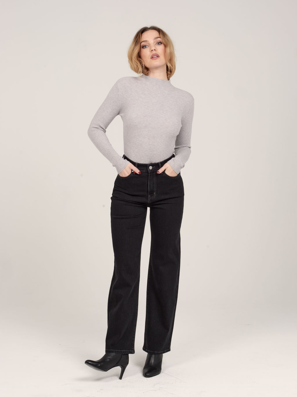 Jean court évasé IRES femme, BLACK, taille 25, porté par Priscilla (1m76) (F.A.M. JEANS) – photo 1