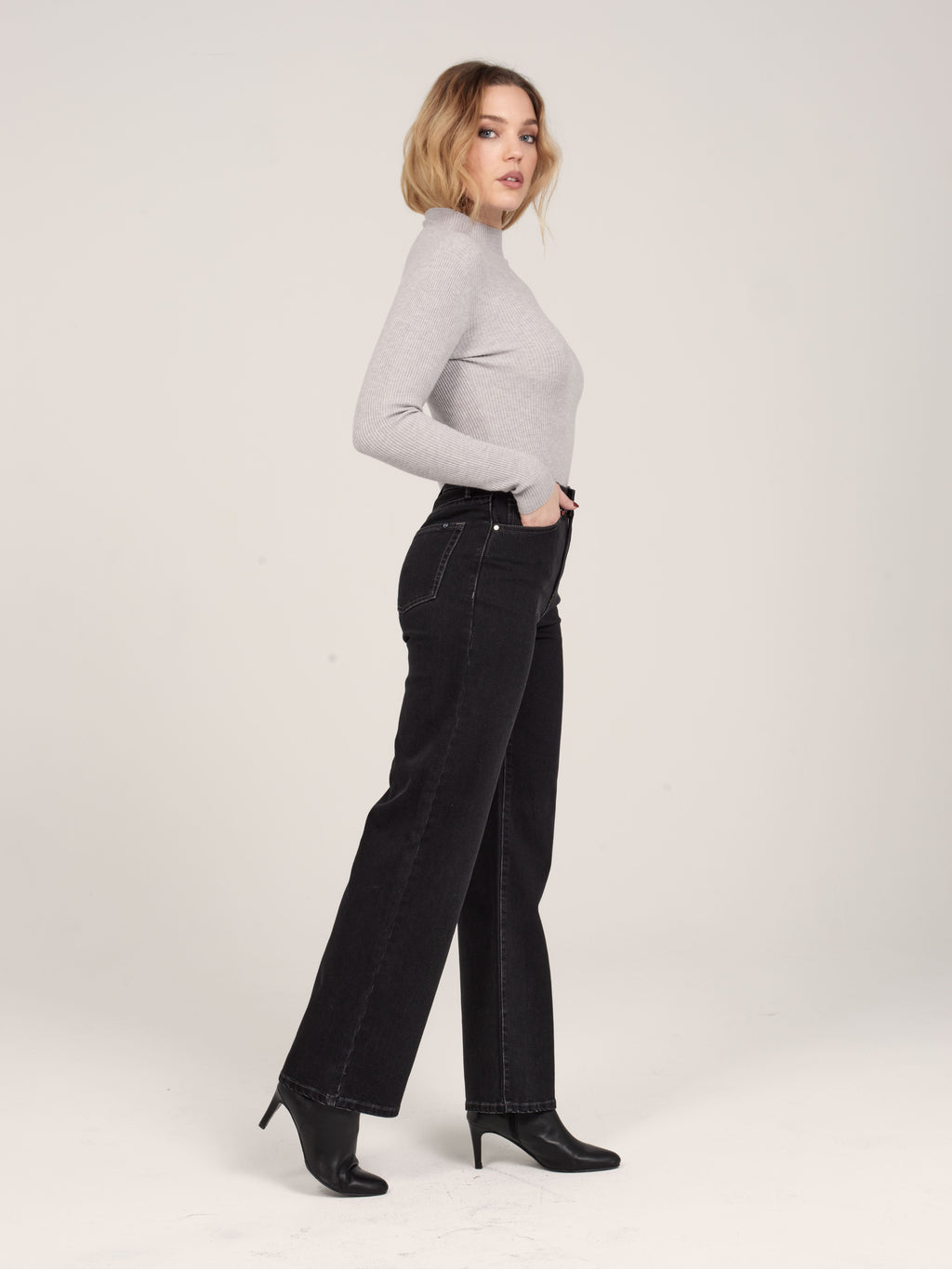 Jean court évasé IRES femme, BLACK, taille 25, porté par Priscilla (1m76) – photo 3