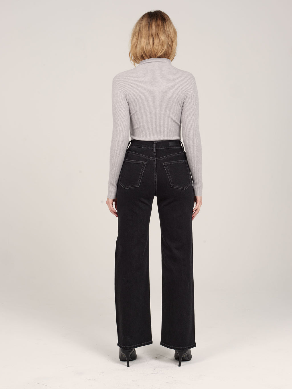 Jean court évasé IRES femme, BLACK, taille 25, porté par Priscilla (1m76) – photo 4