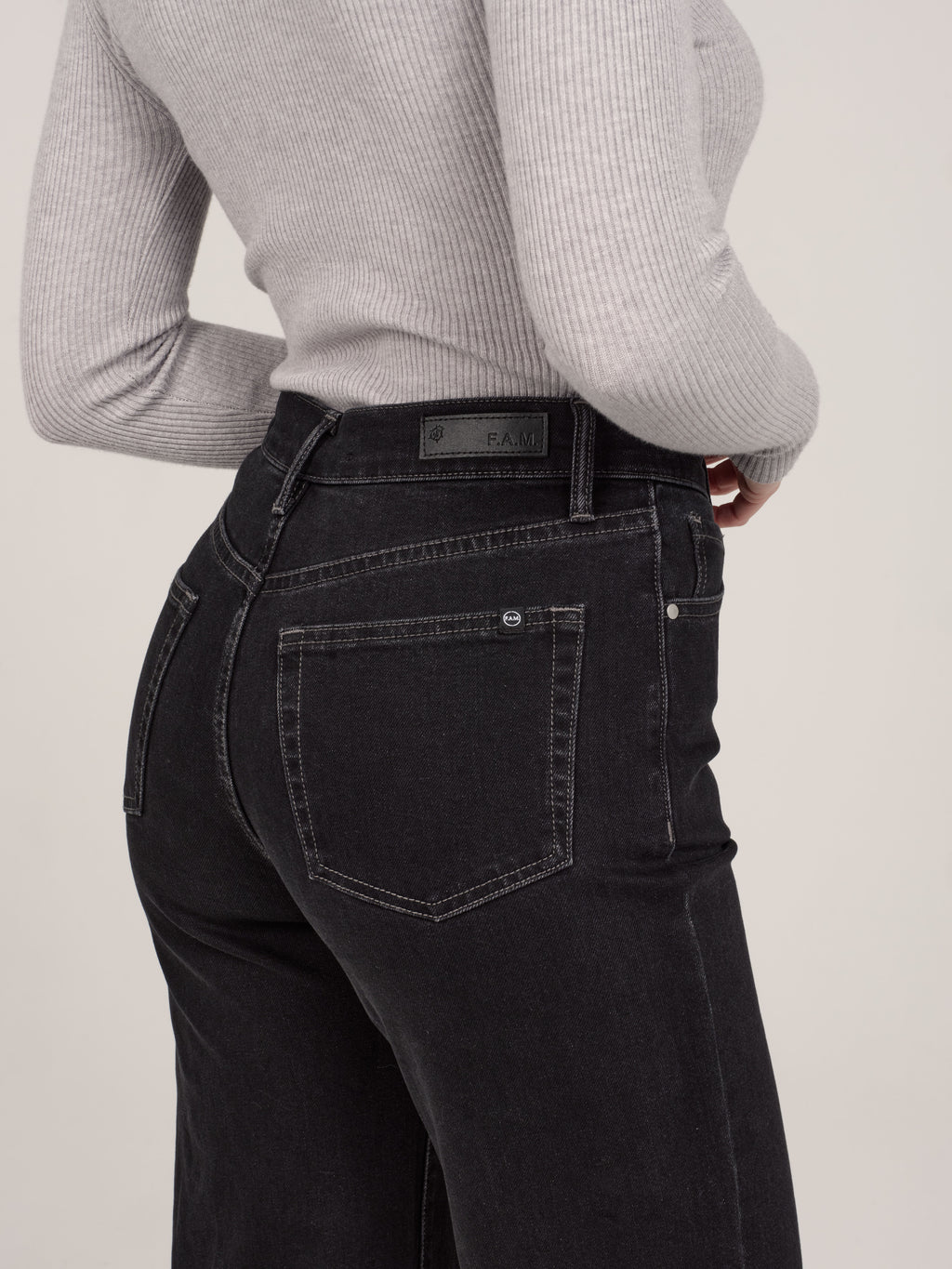 Jean court évasé IRES femme, BLACK, taille 25, porté par Priscilla (1m76) – photo 5