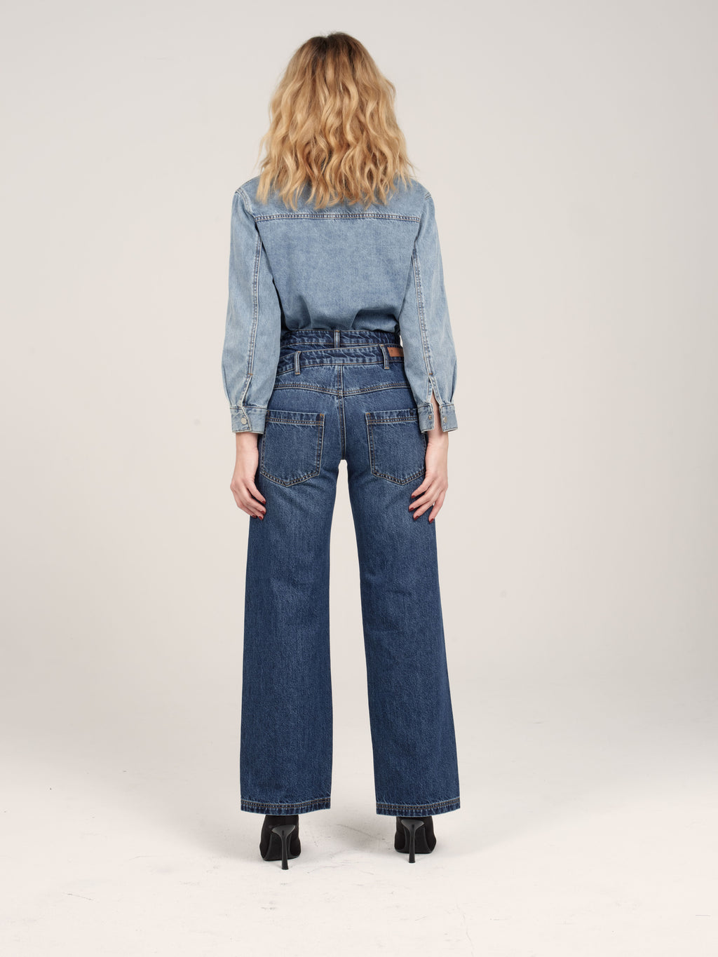 Jean court évasé ISA femme, STONE, taille 25, porté par Priscilla (1m76) – photo 4