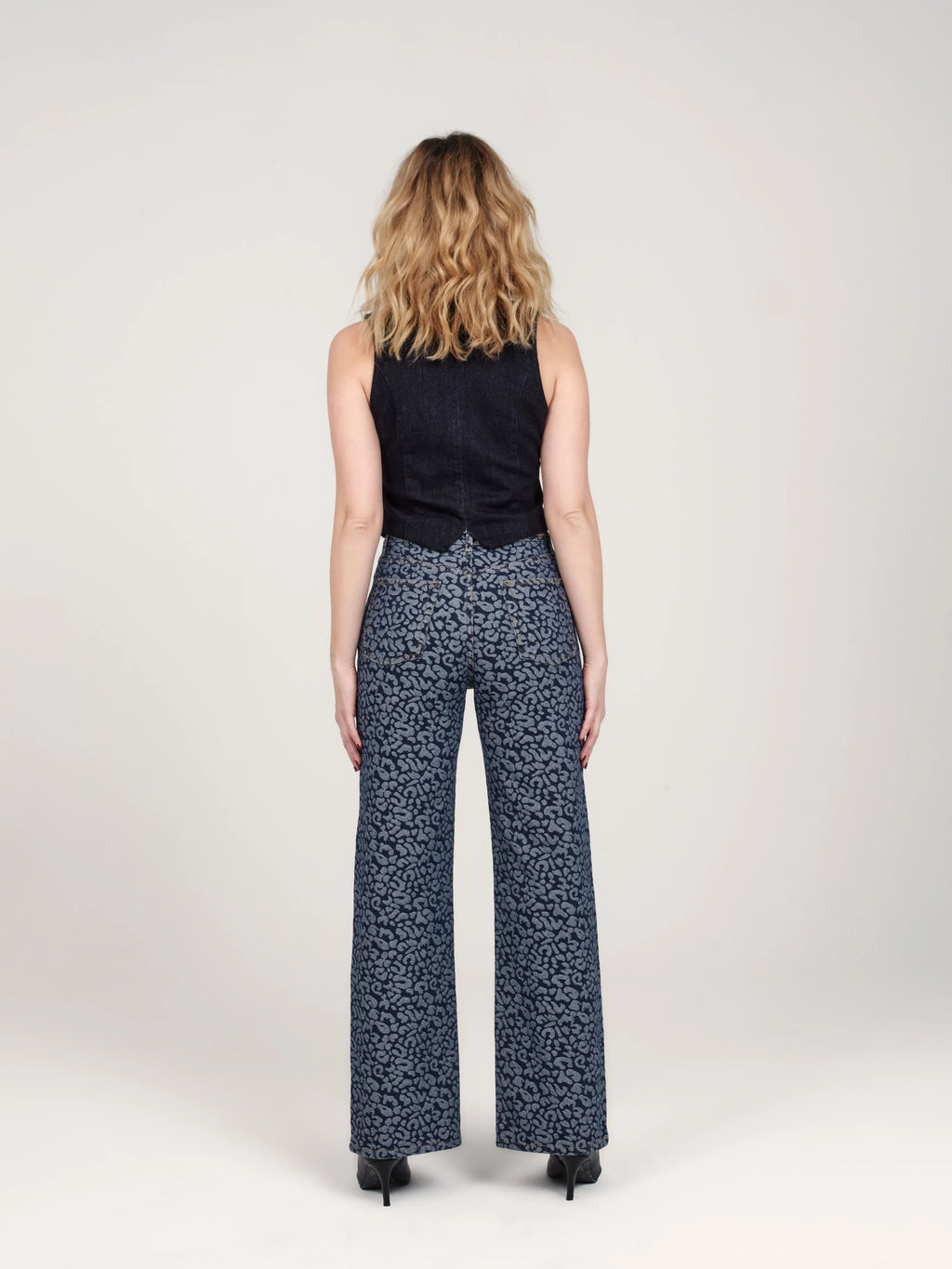 Jean évasé court FOREST JACQUARD femme, JACQUARD, taille XS, porté par Priscilla (1m76) – photo 2