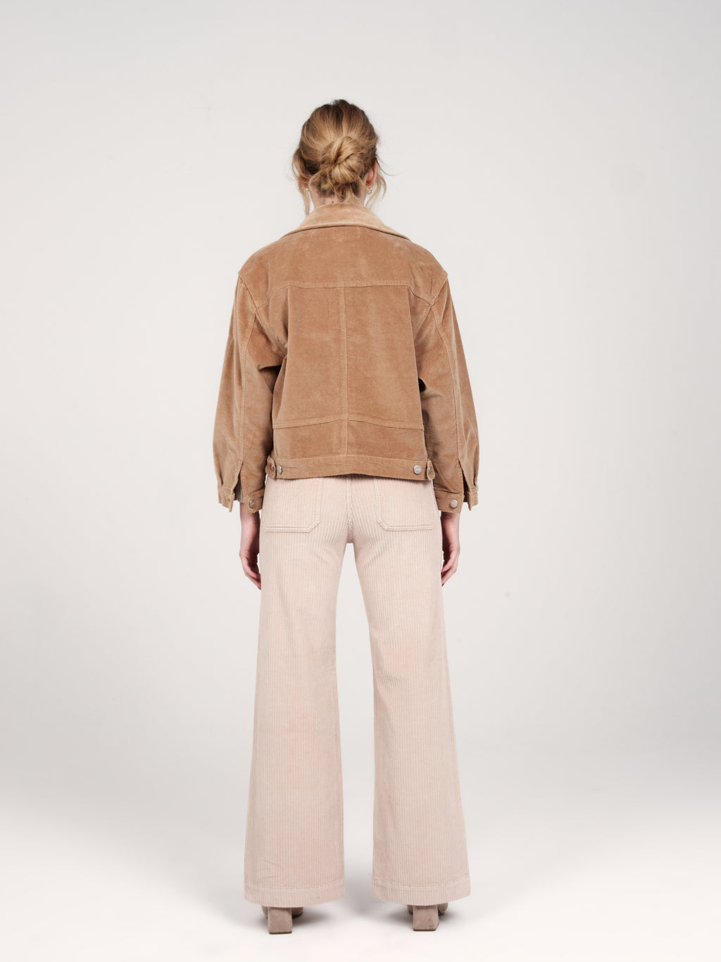 Pantalon évasé en velours beige FAUVE femme, BEIGE, taille XS, porté par Priscilla (1m76) – photo 4