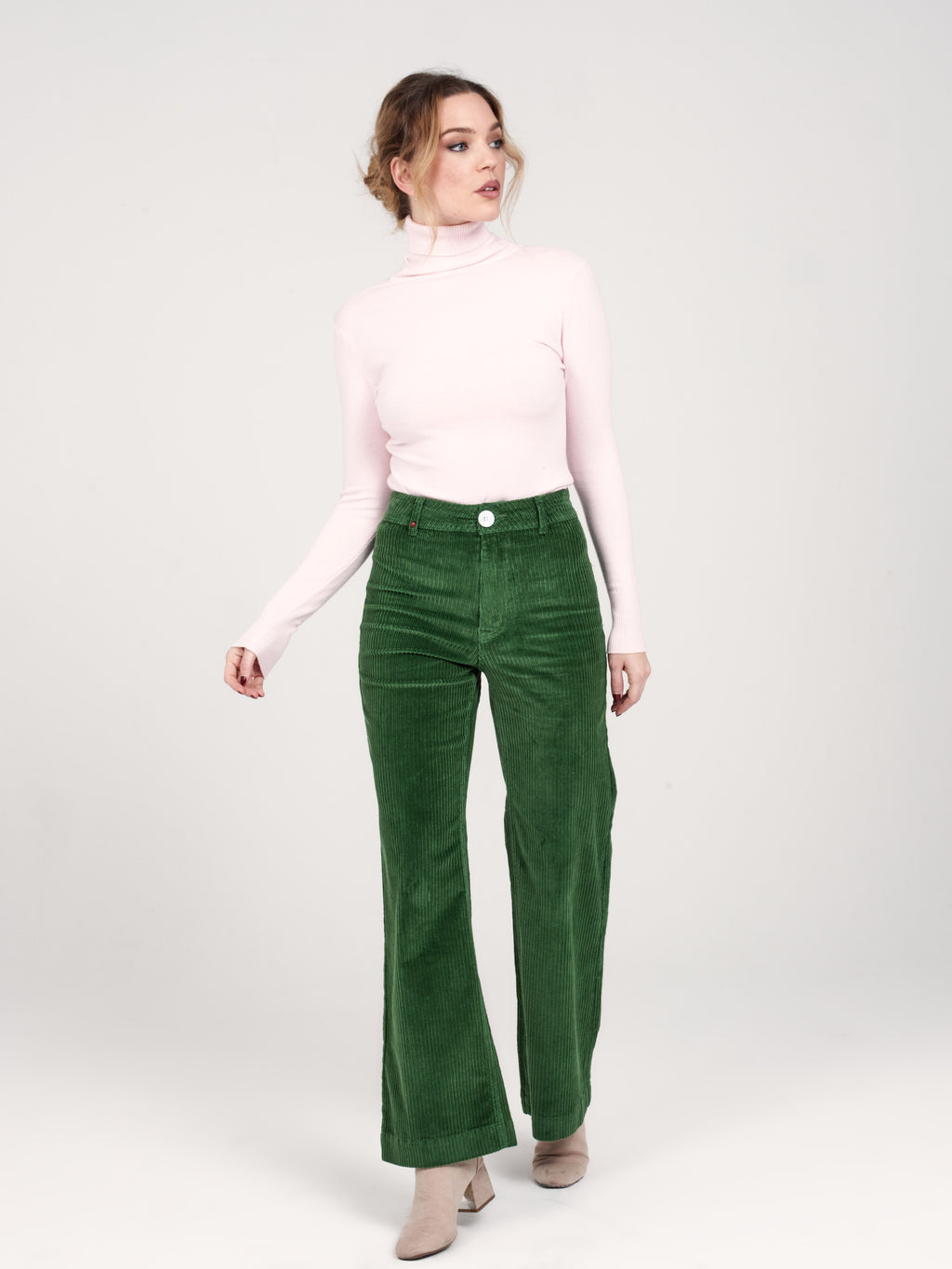 Pantalon évasé en velours vert FAUVE femme, GREEN, taille XS, porté par Priscilla (1m76) – photo 2