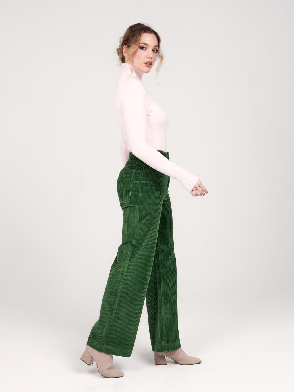Pantalon évasé en velours vert FAUVE femme, GREEN, taille XS, porté par Priscilla (1m76) – photo 3