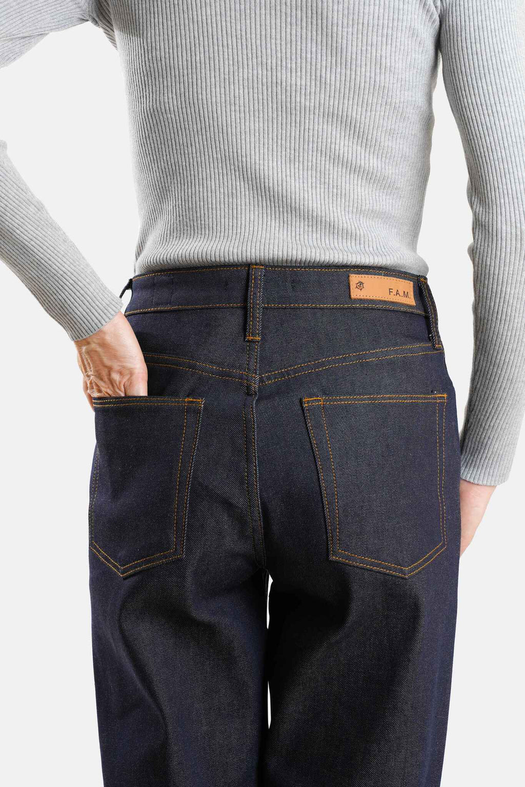 Jean Mom slim indigo POLLY femme, BRUT, taille 26, porté par Jessica (1m75) – photo 5