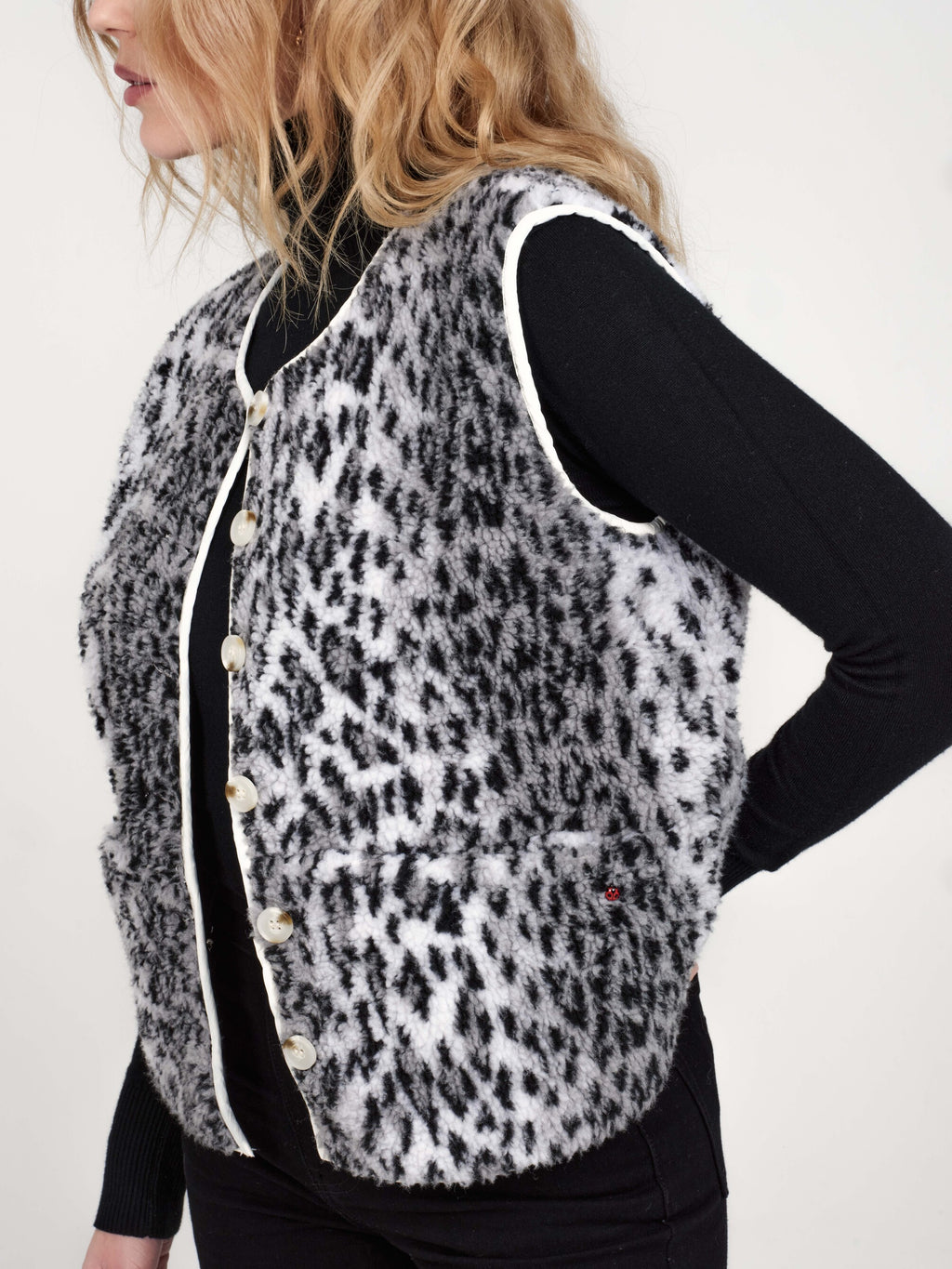 Veste sans manches VITA léopard femme, LEOPARD, taille XS, porté par Priscilla (1m76) – photo 5