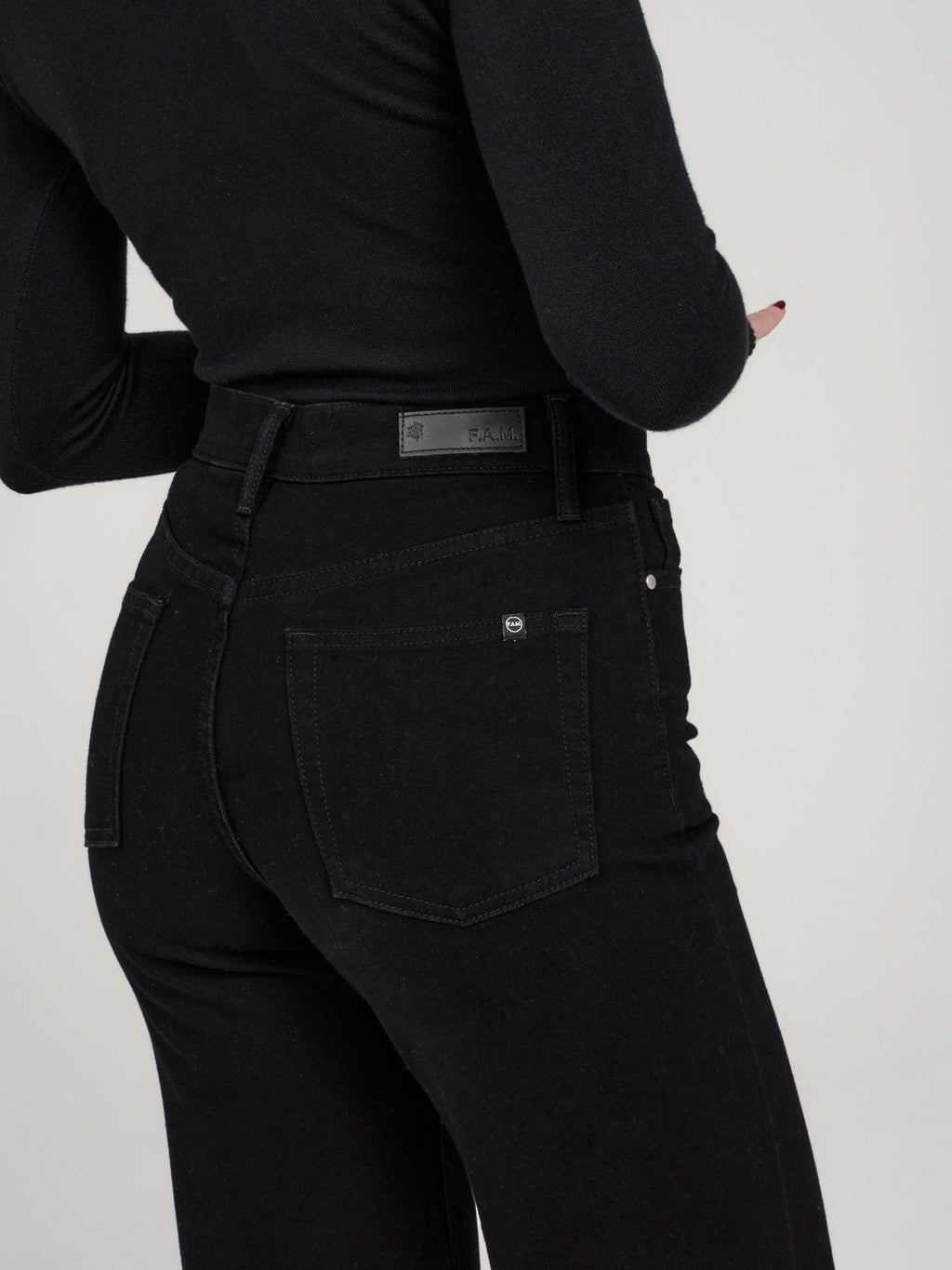 Jean large taille haute FLORA femme, BLACK, taille XS, porté par Priscilla (1m76) – photo 4