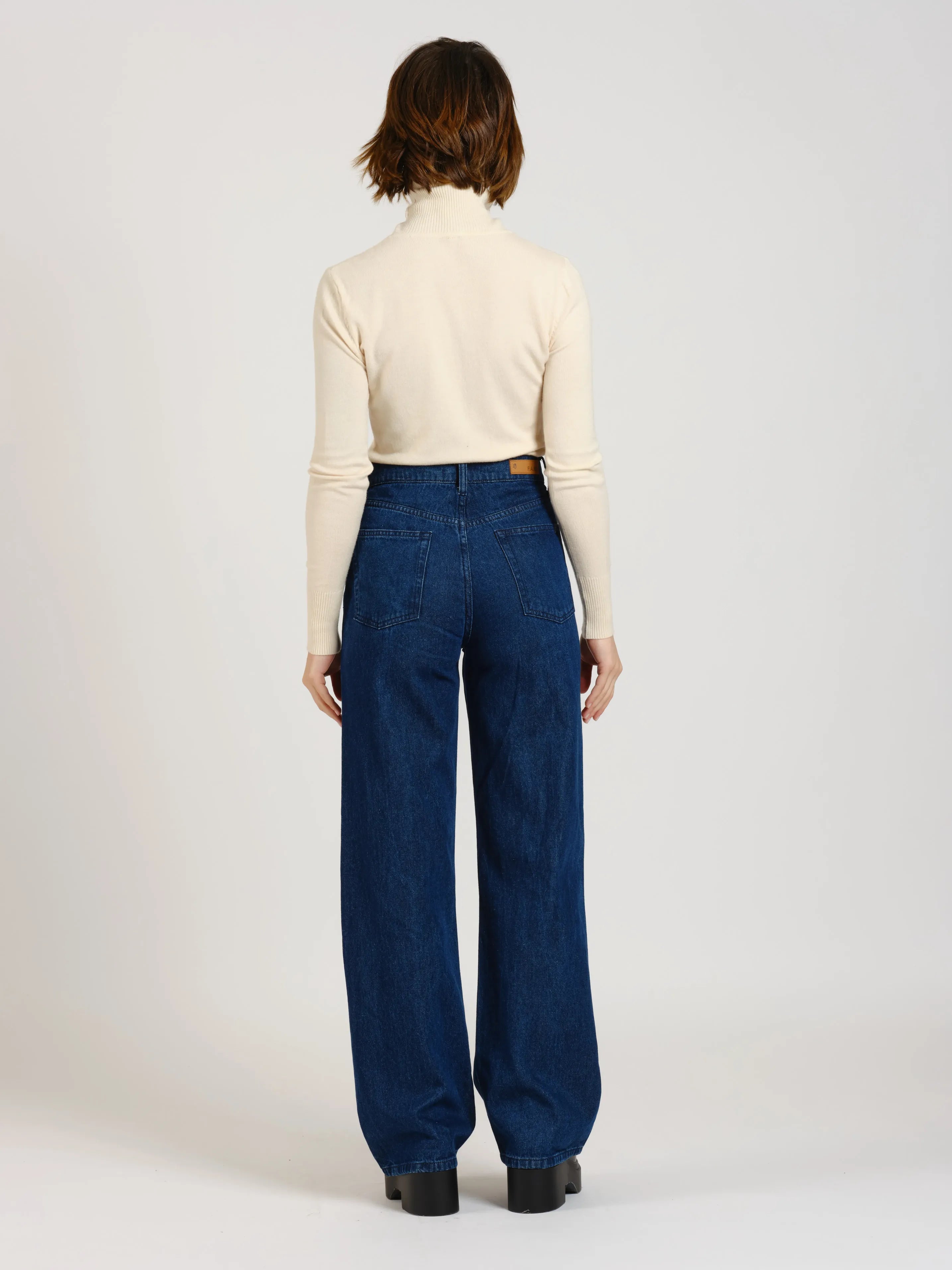 Jean évasé FOREST femme, NAVY, taille XS, porté par Sarah (1m72) – photo 4