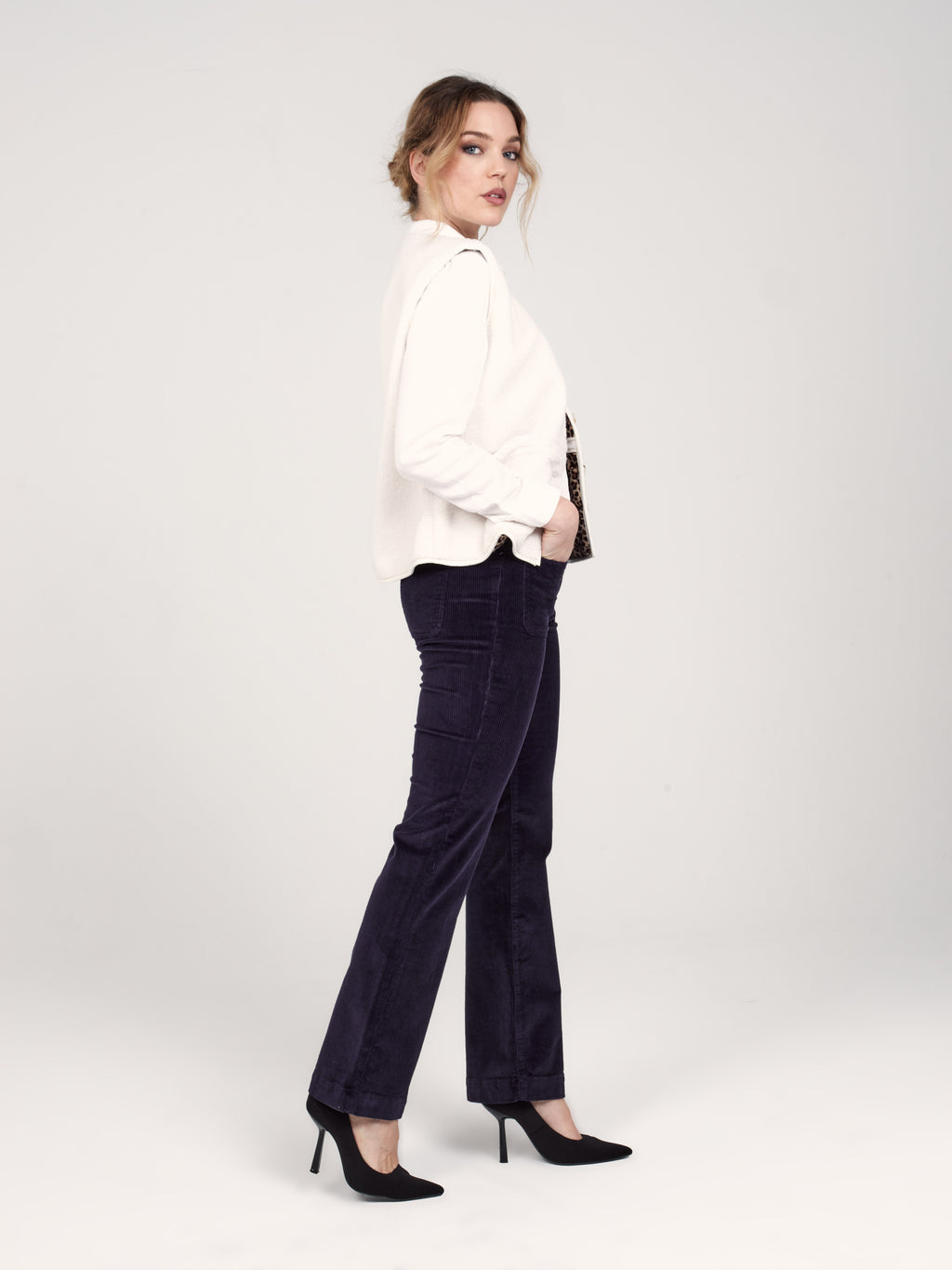 Pantalon bootcut en velours taille mi-haute BELLA femme, NAVY, taille 25, porté par Priscilla (1m76) – photo 3