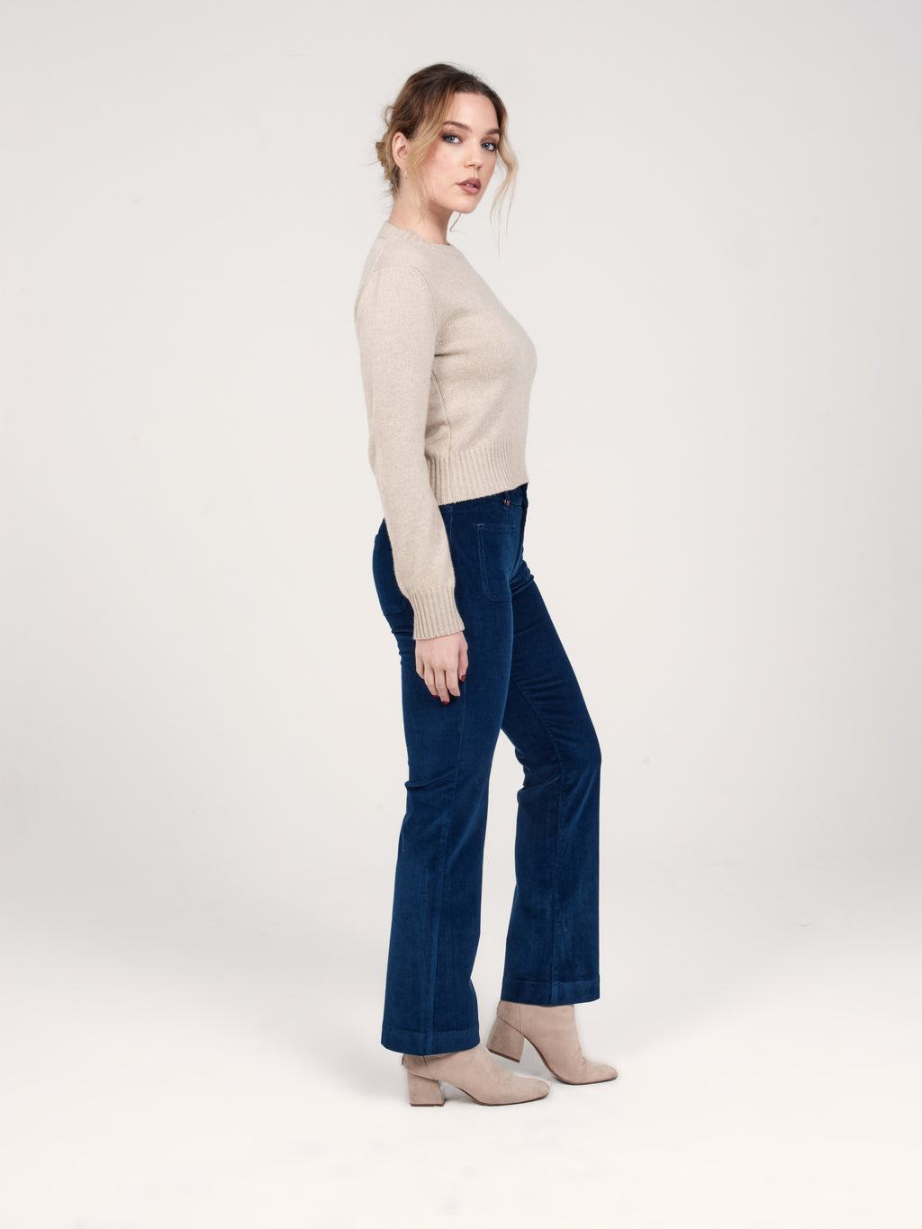 Pantalon bootcut en velours taille mi-haute BELLA femme, PETROL, taille 25, porté par Priscilla (1m76) – photo 3