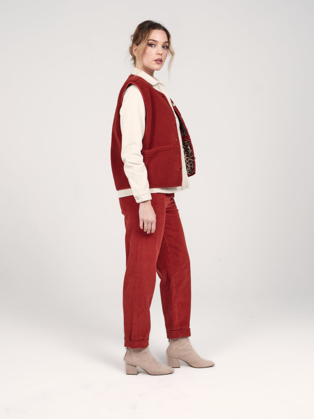 Pantalon mom en velours FRANCE femme, BRICK, taille XS, porté par Priscilla (1m76) – photo 2