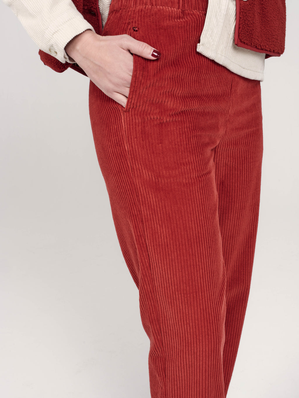 Pantalon mom en velours FRANCE femme, BRICK, taille XS, porté par Priscilla (1m76) – photo 4