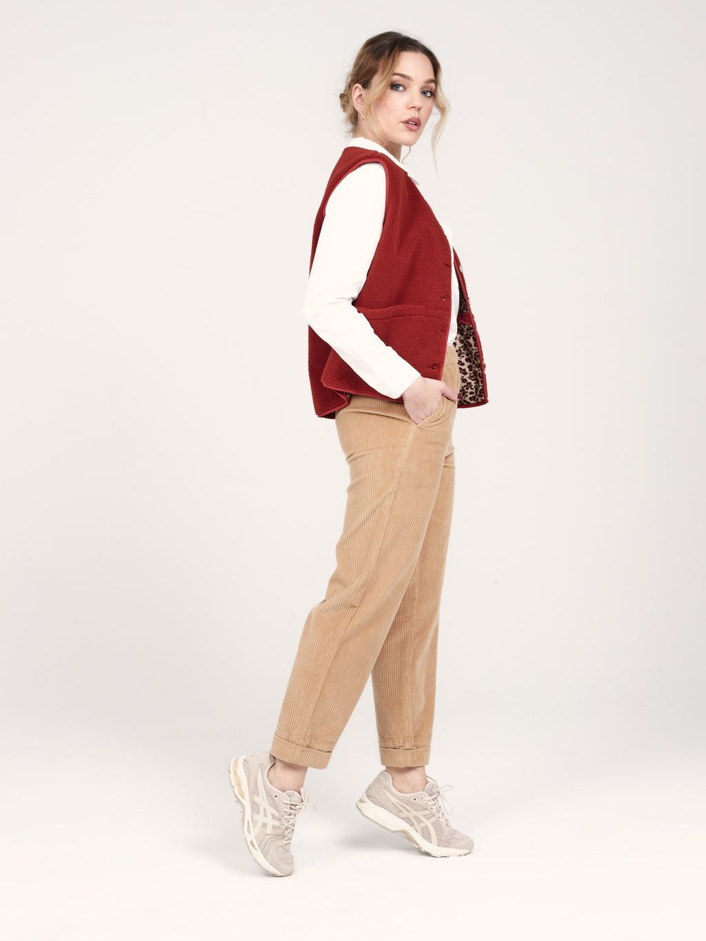 Pantalon mom en velours FRANCE femme, CAMEL, taille XS, porté par Priscilla (1m76) – photo 3