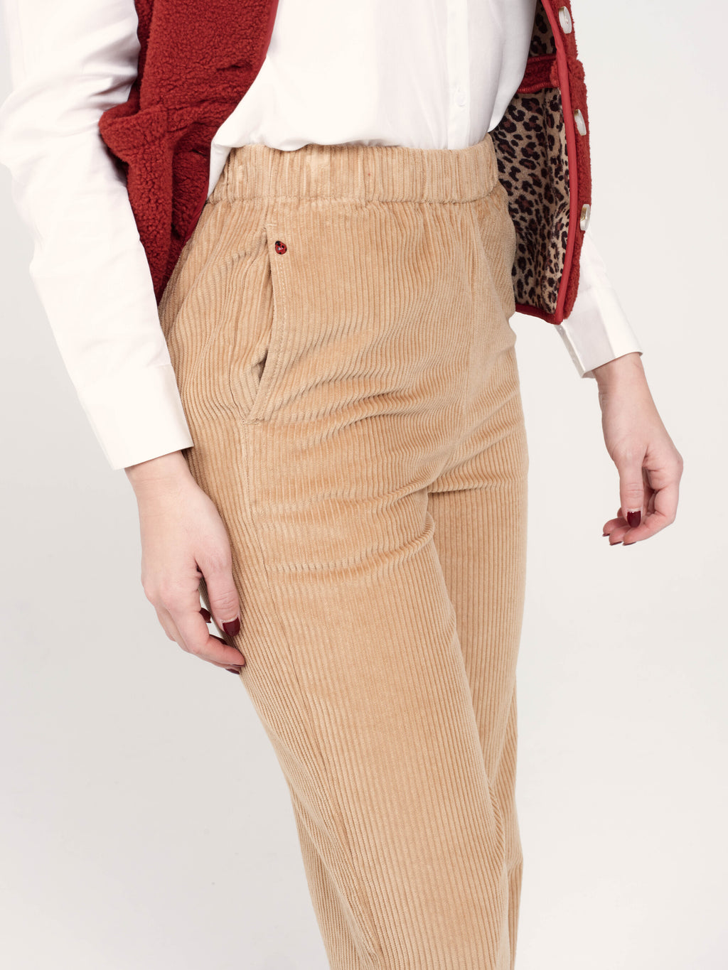 Pantalon mom en velours FRANCE femme, CAMEL, taille XS, porté par Priscilla (1m76) – photo 5