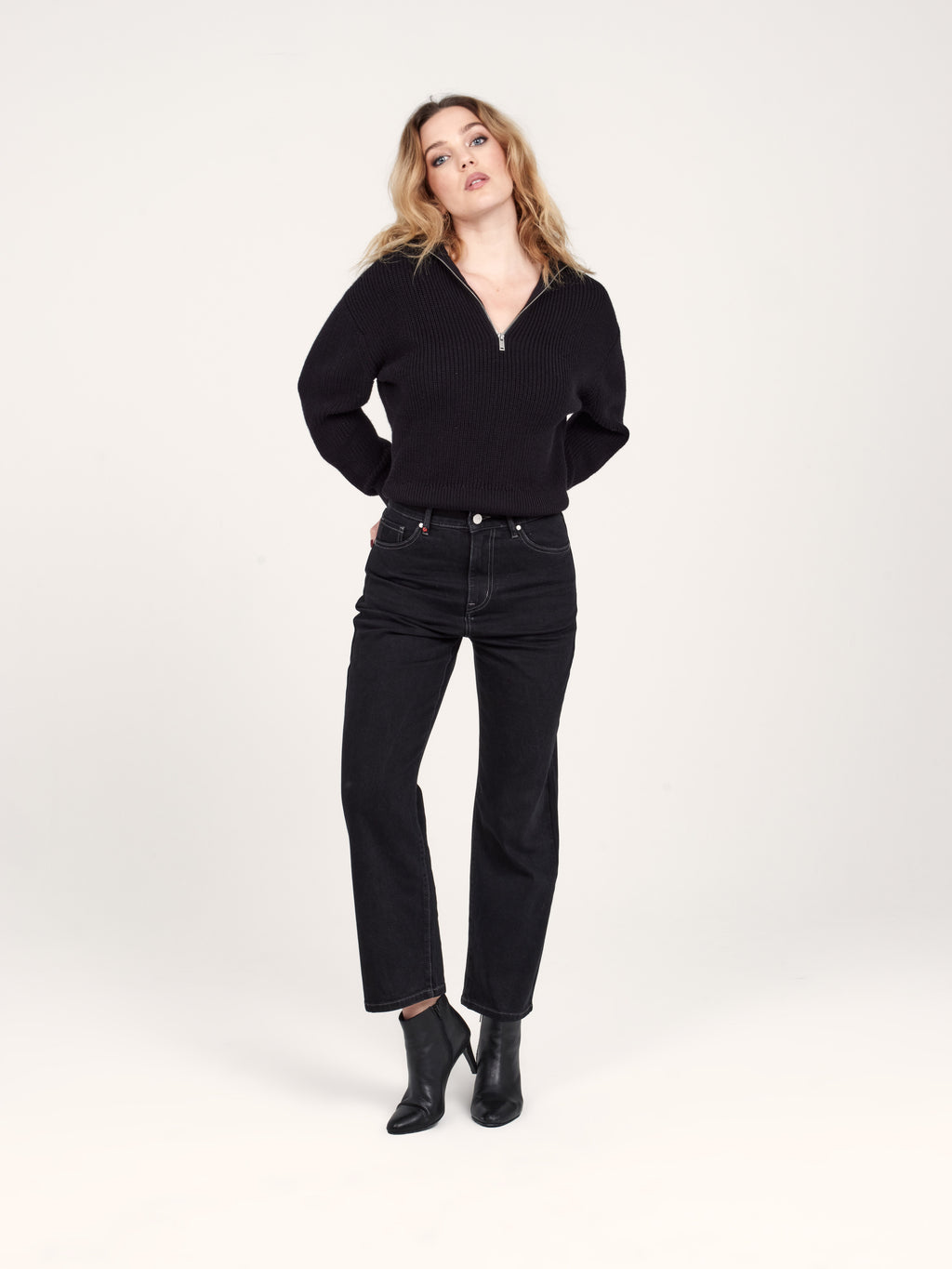 Jean droit court noir POLA femme, BLACK, taille 25, porté par Priscilla (1m76) – photo 2