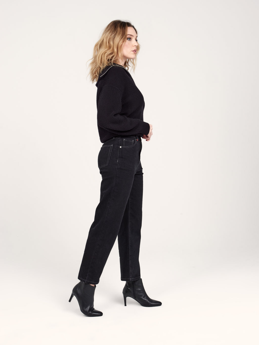 Jean droit court noir POLA femme, BLACK, taille 25, porté par Priscilla (1m76) – photo 3