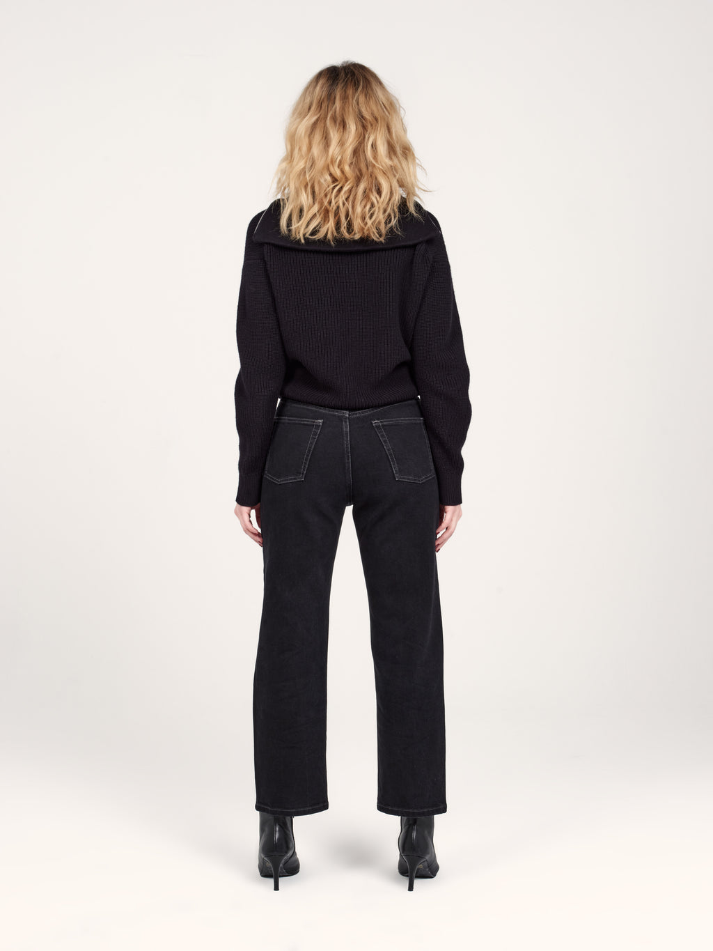 Jean droit court noir POLA femme, BLACK, taille 25, porté par Priscilla (1m76) – photo 4