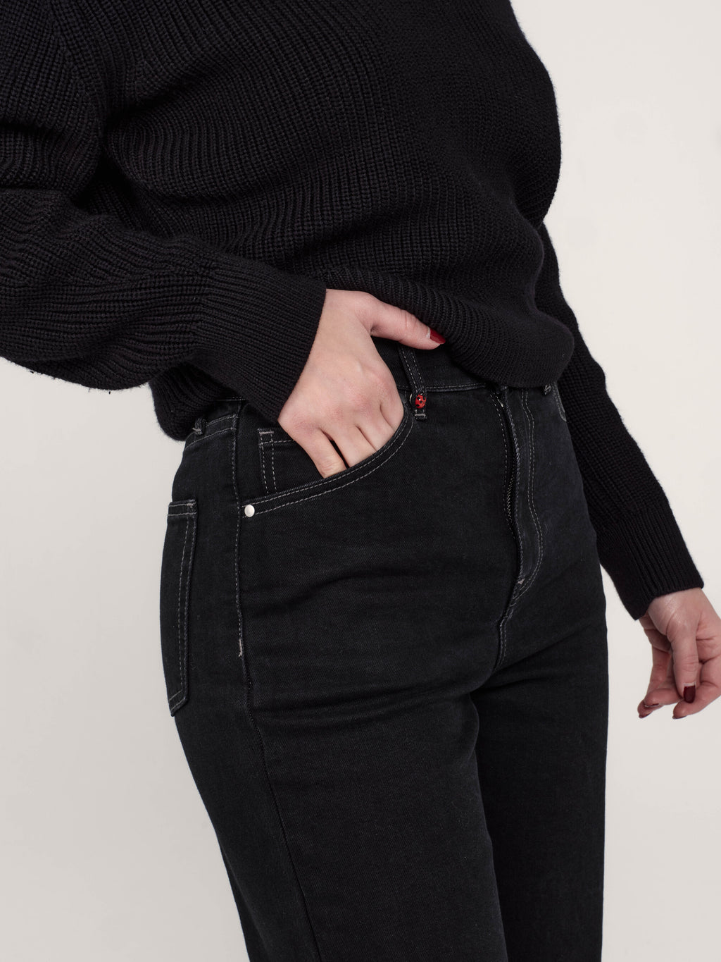 Jean droit court noir POLA femme, BLACK, taille 25, porté par Priscilla (1m76) – photo 5