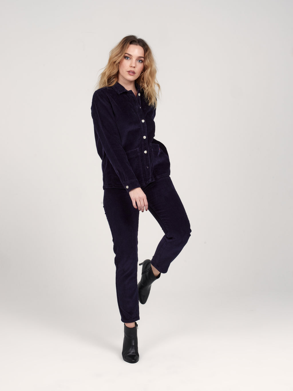 Pantalon mom en velours bleu marine taille haute Polly en coton femme, NAVY, taille 25, porté par Priscilla (1m76) – photo 2