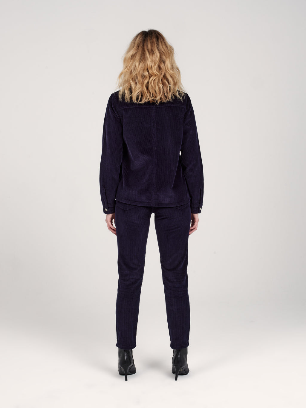 Pantalon mom en velours bleu marine taille haute Polly en coton femme, NAVY, taille 25, porté par Priscilla (1m76) – photo 4