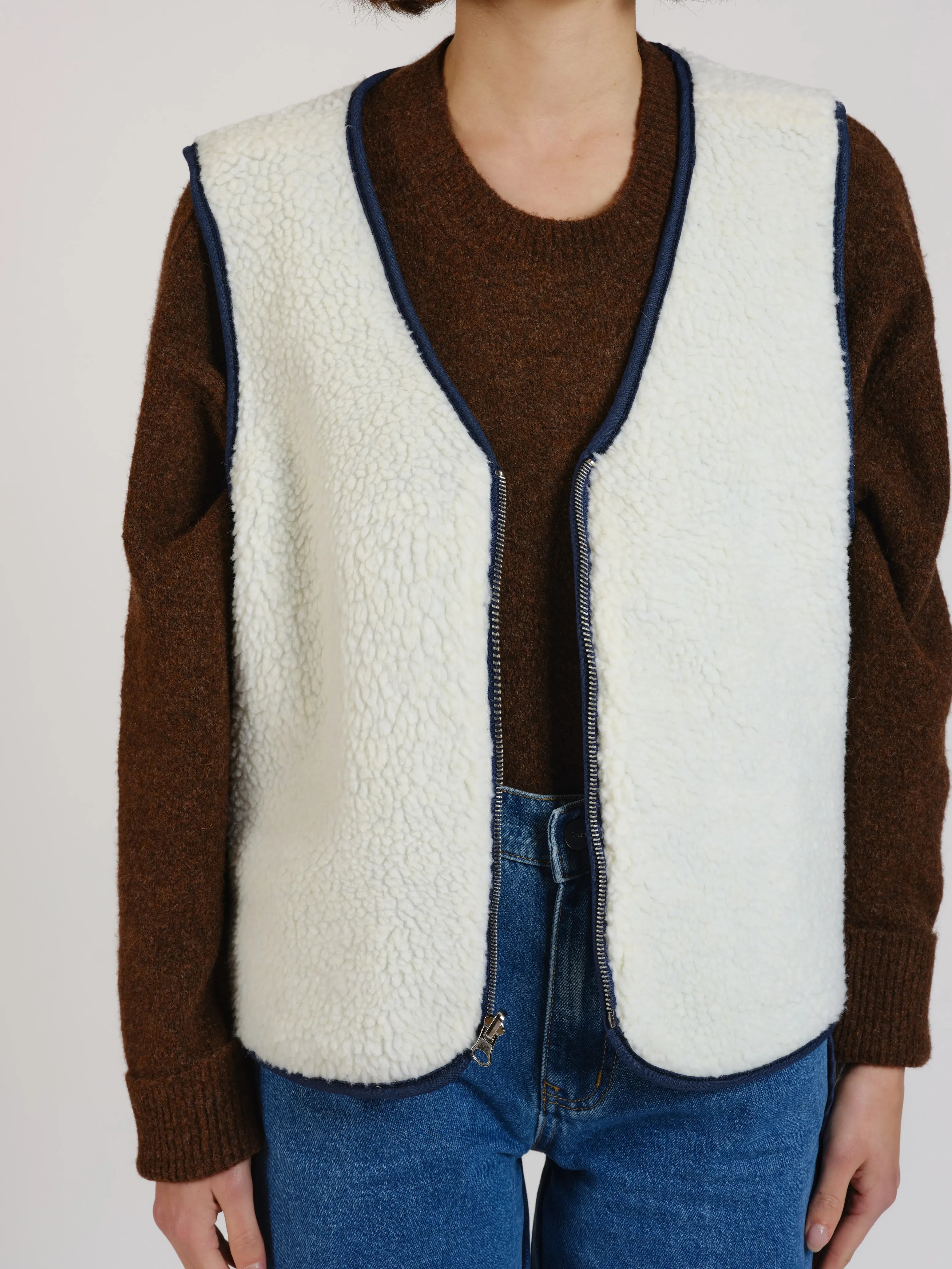 Veste sans manche réversible VERO femme, STONE, taille XS, porté par Léa (1m70) – photo 5