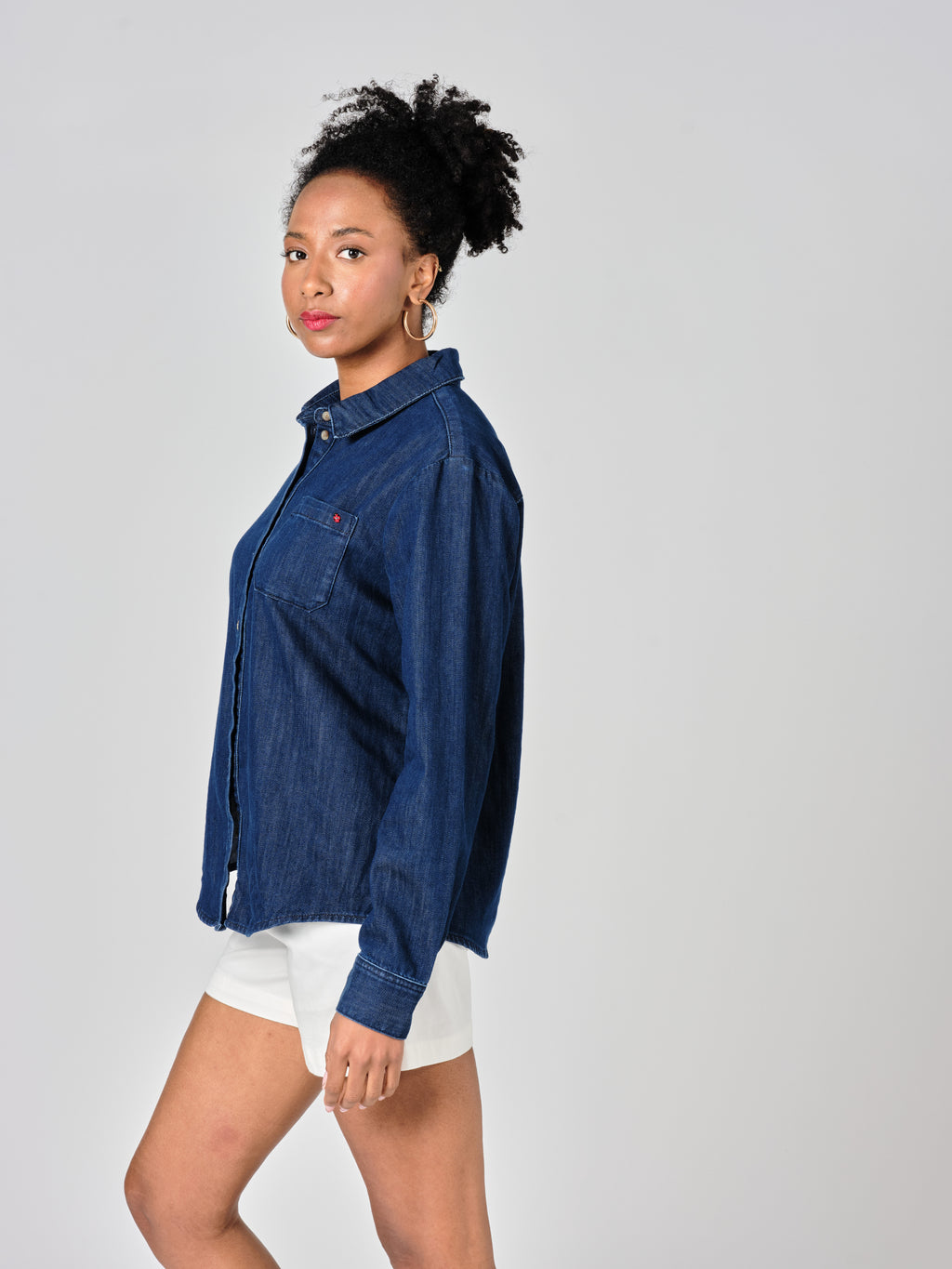 Chemise en jean indigo STACY femme, INDIGO, taille XS, porté par Shazney (1m75) – photo 3