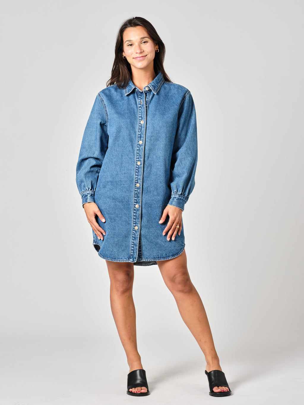 Chemise en jean stone SALOME LONG femme, STONE, taille XS, porté par Valentine (1m70) (F.A.M. JEANS) – photo 1