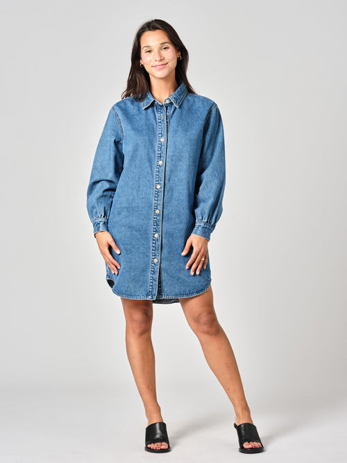 Chemise en jean stone SALOME LONG femme, STONE, taille XS, porté par Valentine (1m70) (F.A.M. JEANS) – photo 1