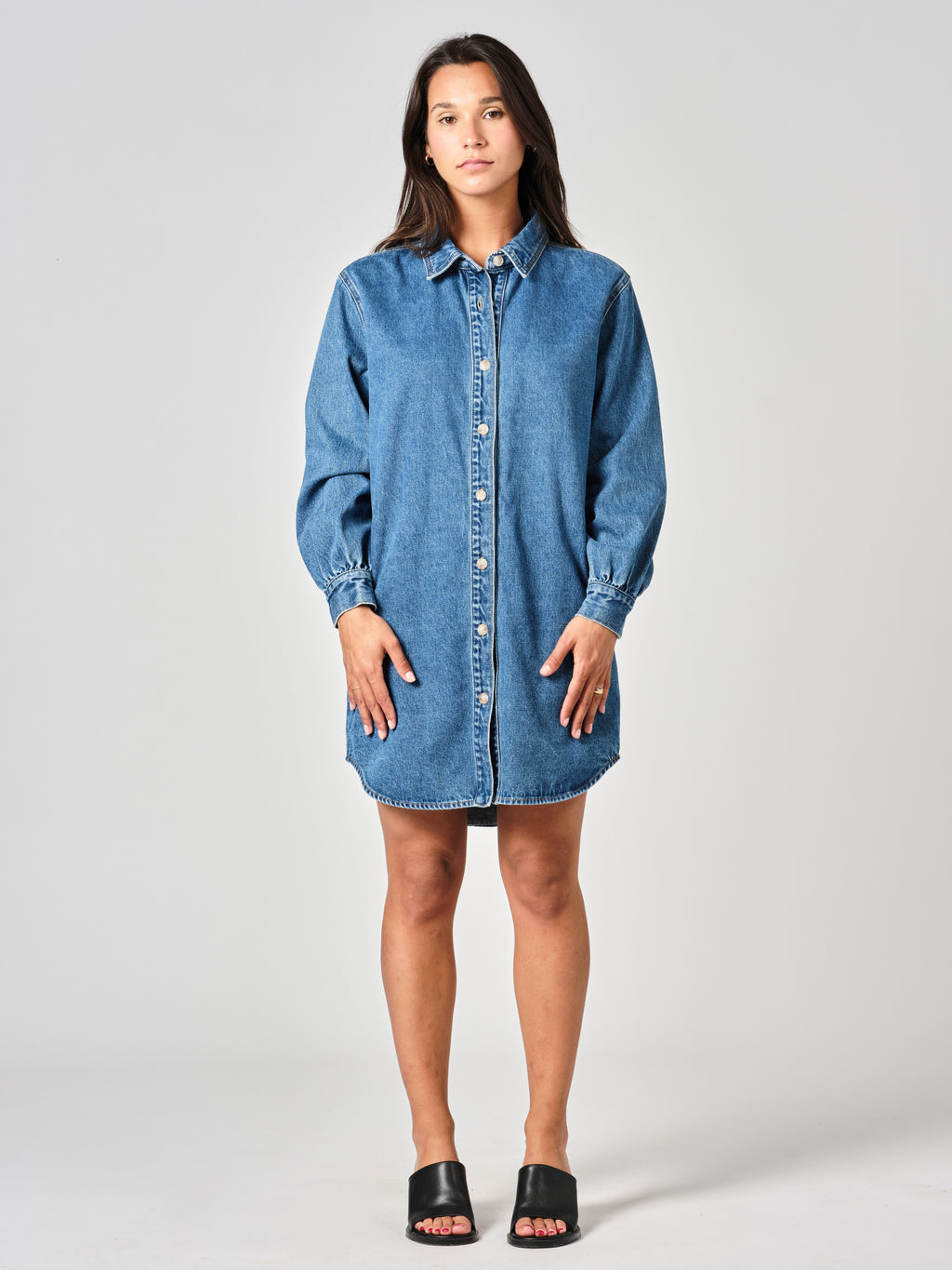 Chemise en jean stone SALOME LONG femme, STONE, taille XS, porté par Valentine (1m70) – photo 2