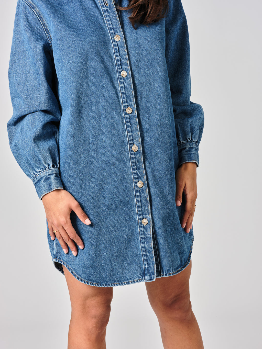 Chemise en jean stone SALOME LONG femme, STONE, taille XS, porté par Valentine (1m70) – photo 5