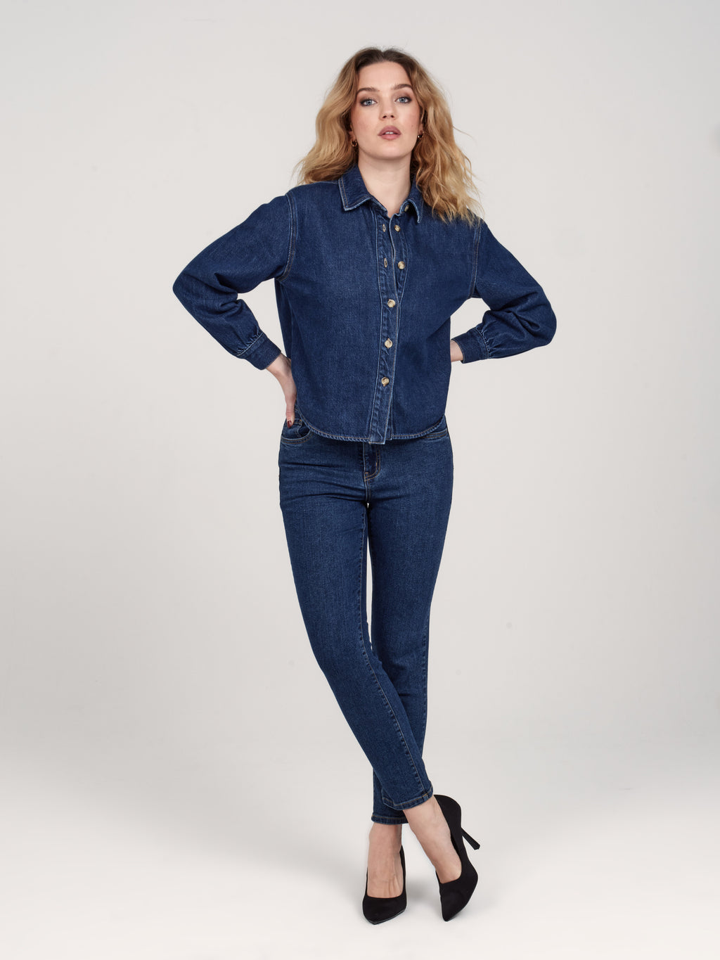 Chemise en jean stone SALOME femme, STONE, taille XS, porté par Priscilla (1m76) – photo 3