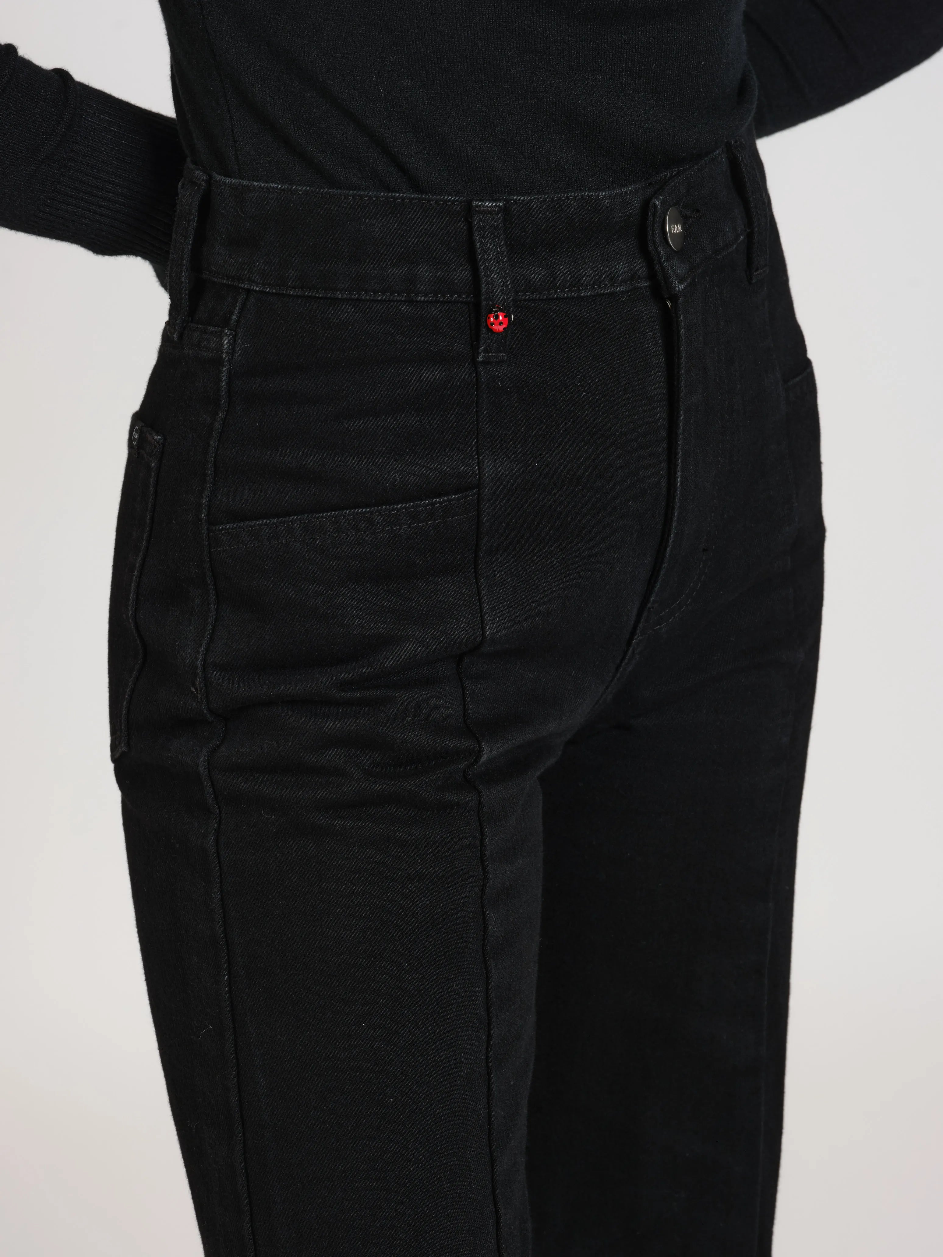 Jean large taille mi-haute FILA femme, BLACK, taille XS, porté par Sarah (1m72) – photo 4