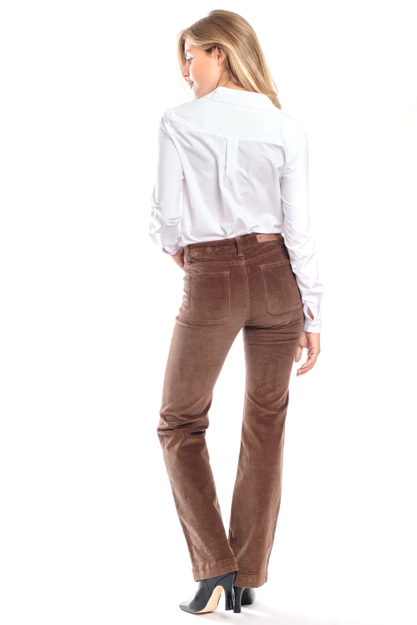 Pantalon bootcut en velours taille mi-haute BELLA femme, CAFE, taille 25, porté par Clara (1m71) – photo 4