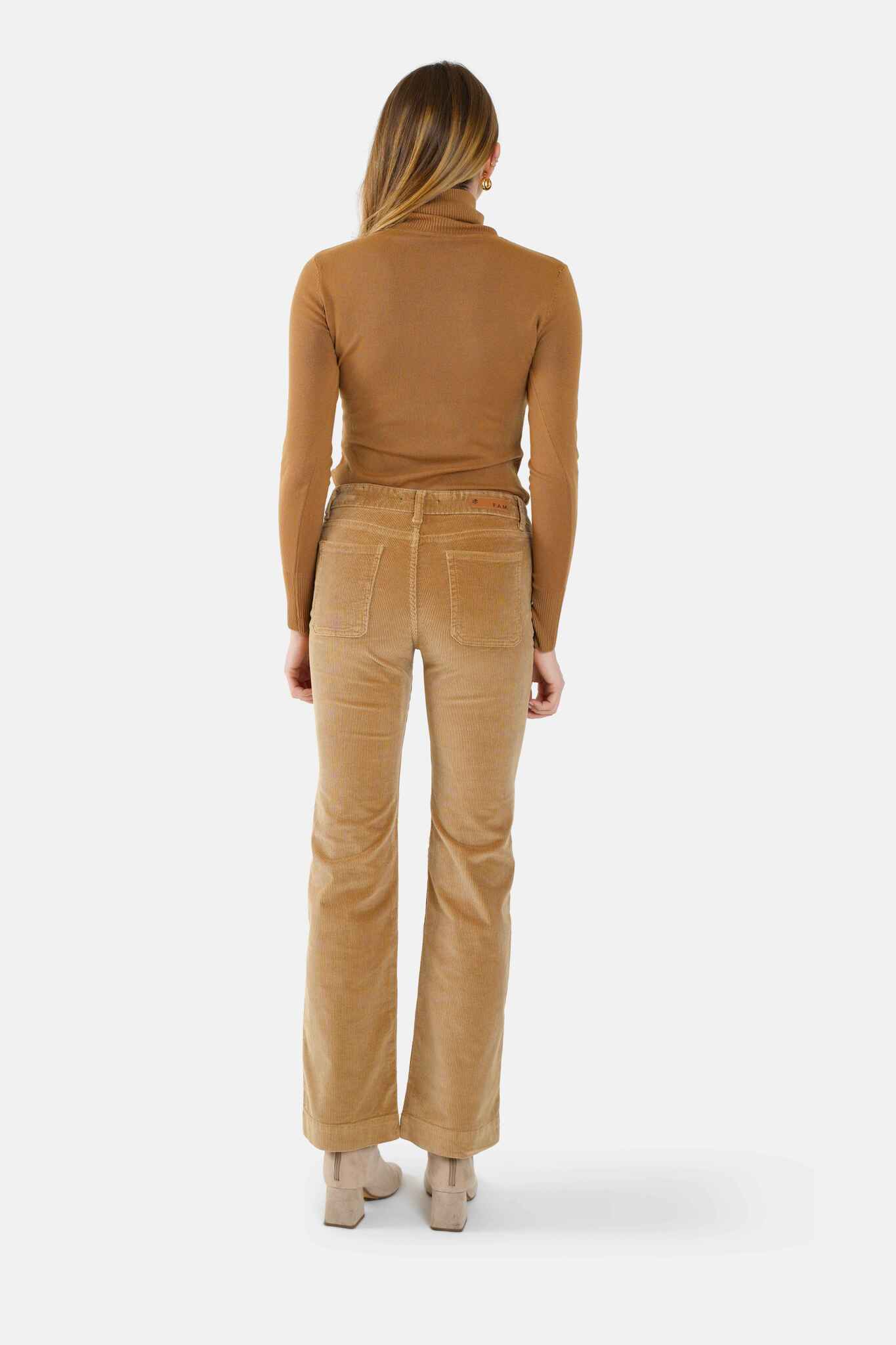 Pantalon bootcut en velours taille mi-haute BELLA femme, CAMEL, taille 26, porté par Lilou (1m75) – photo 4