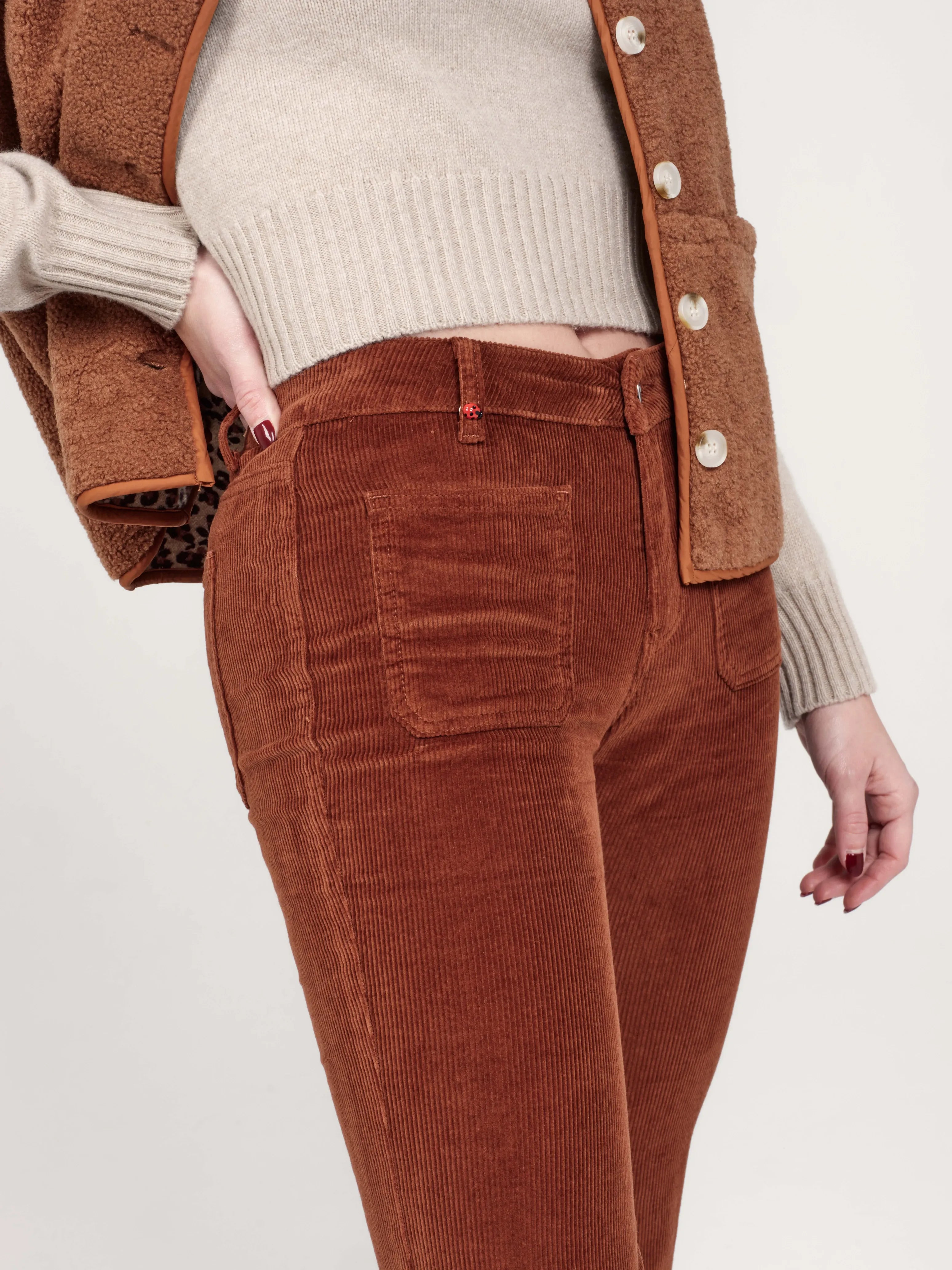 Pantalon bootcut en velours taille mi-haute BELLA femme, CARAMEL, taille 25, porté par Priscilla (1m76) – photo 2