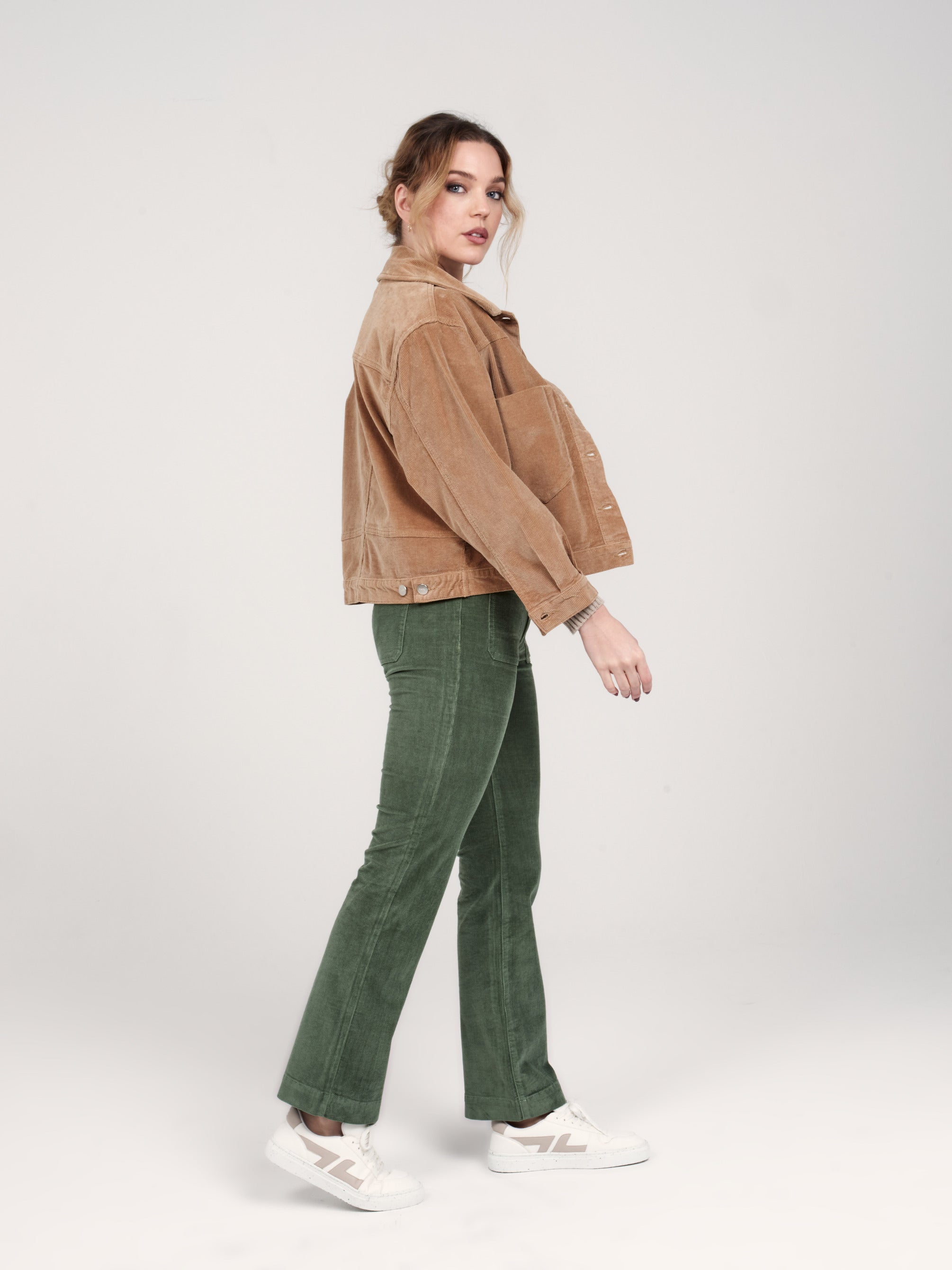 Pantalon bootcut en velours taille mi-haute BELLA femme, GREEN, taille 25, porté par Priscilla (1m76) – photo 3