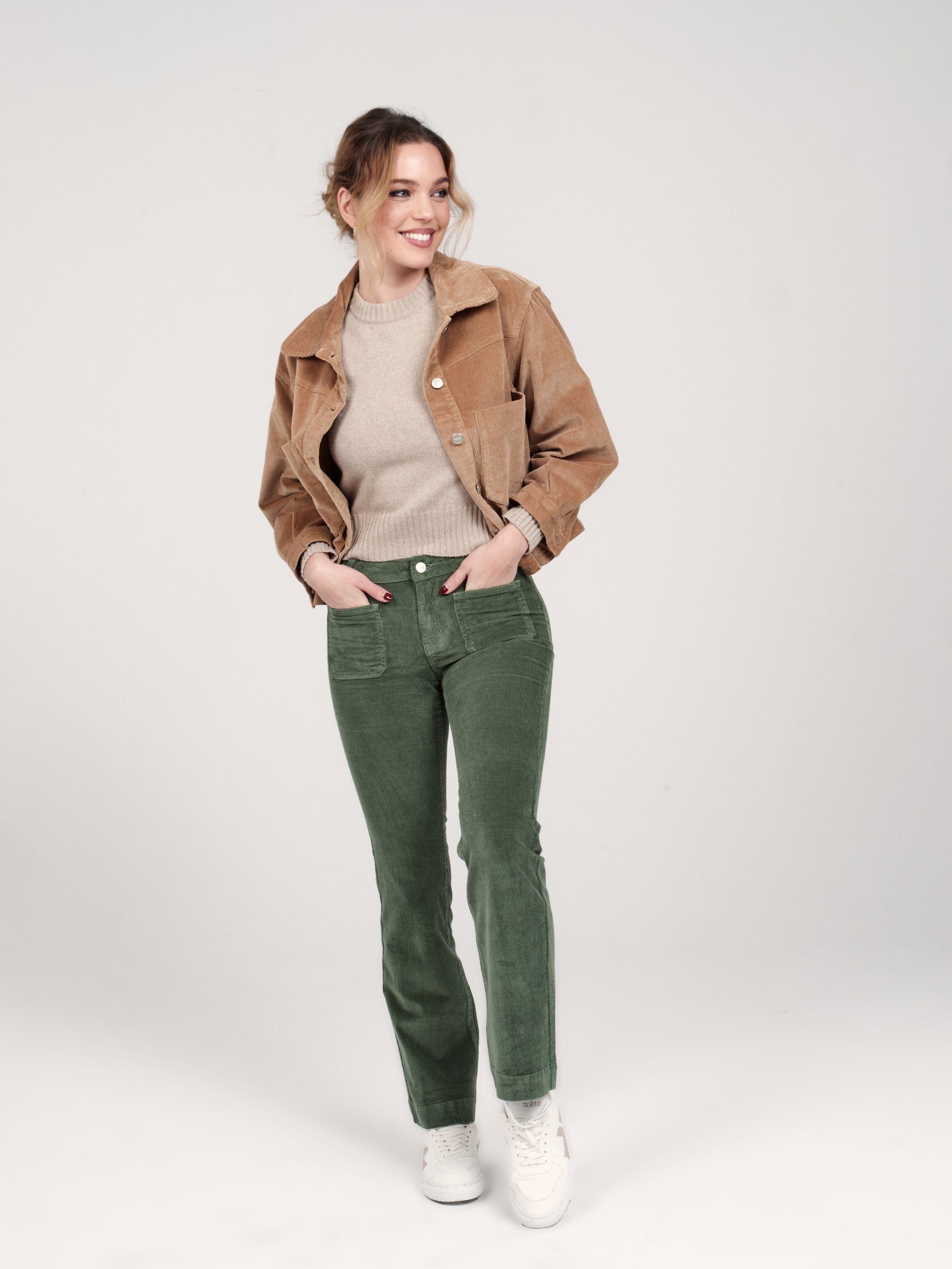 Pantalon bootcut en velours taille mi-haute BELLA femme, GREEN, taille 25, porté par Priscilla (1m76) – photo 4