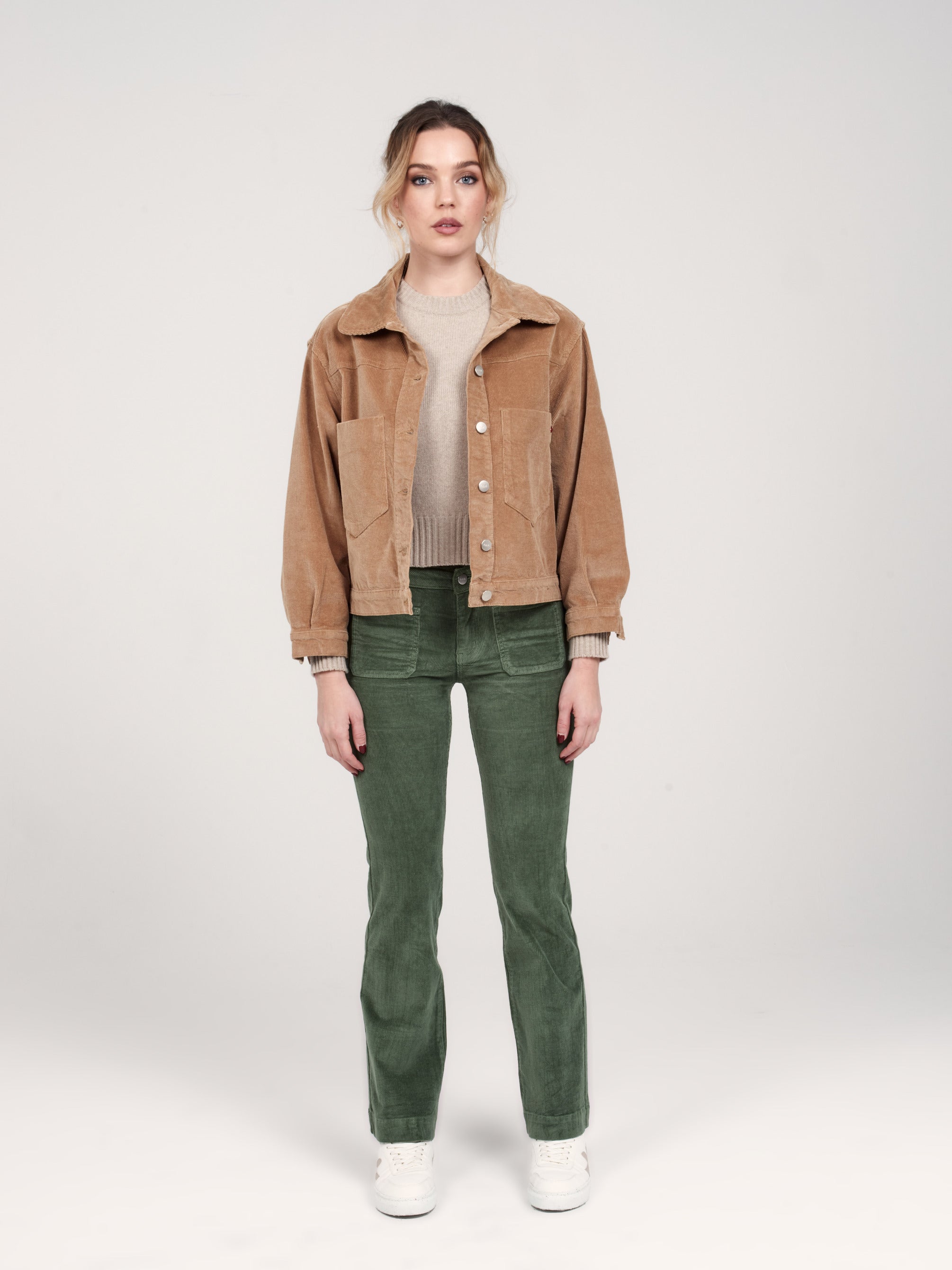 Pantalon bootcut en velours taille mi-haute BELLA femme, GREEN, taille 25, porté par Priscilla (1m76) – photo 5