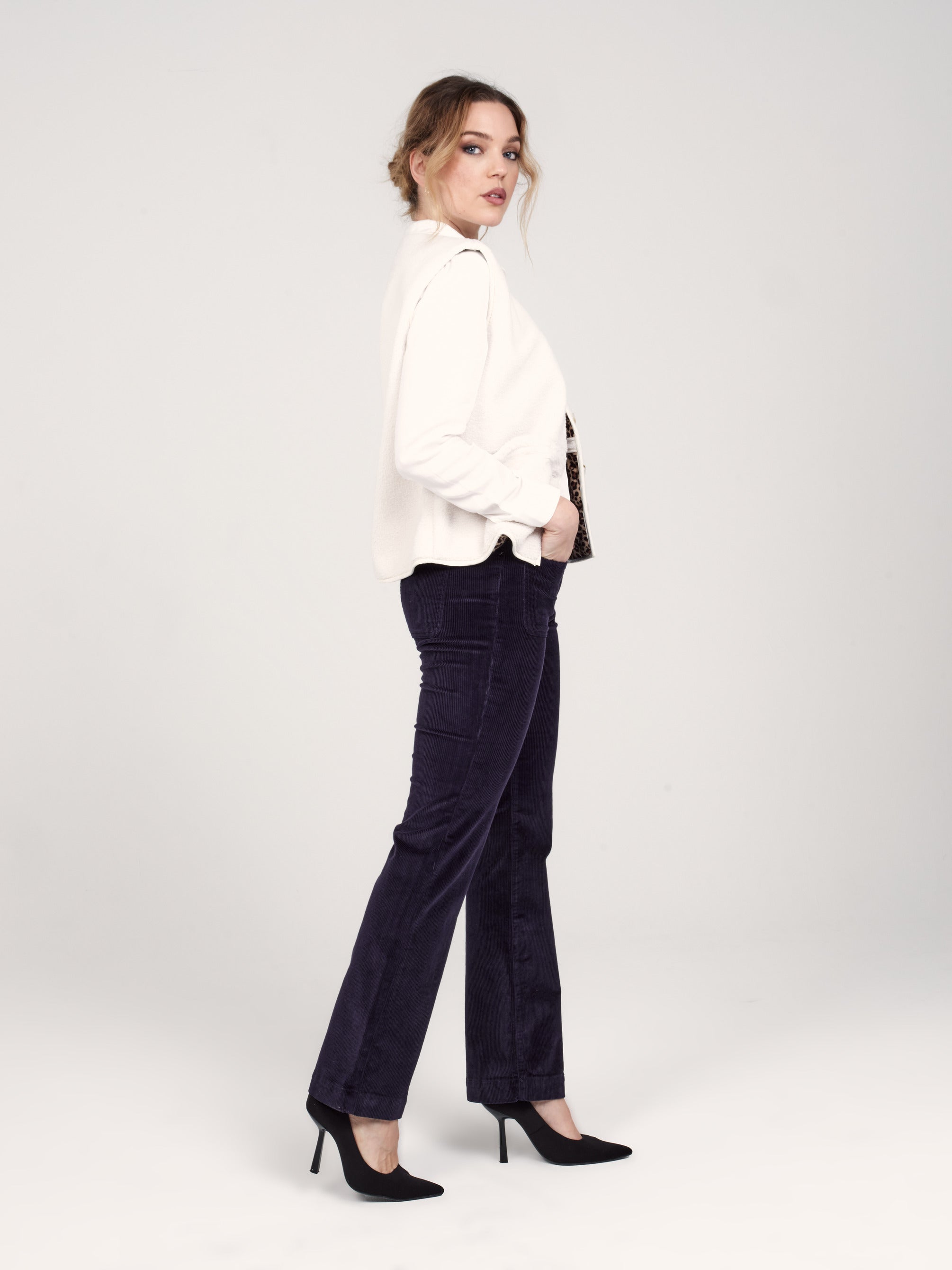 Pantalon bootcut en velours taille mi-haute BELLA femme, NAVY, taille 25, porté par Priscilla (1m76) – photo 3