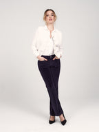 Pantalon bootcut en velours taille mi-haute BELLA femme, NAVY, taille 25, porté par Priscilla (1m76) – photo 4