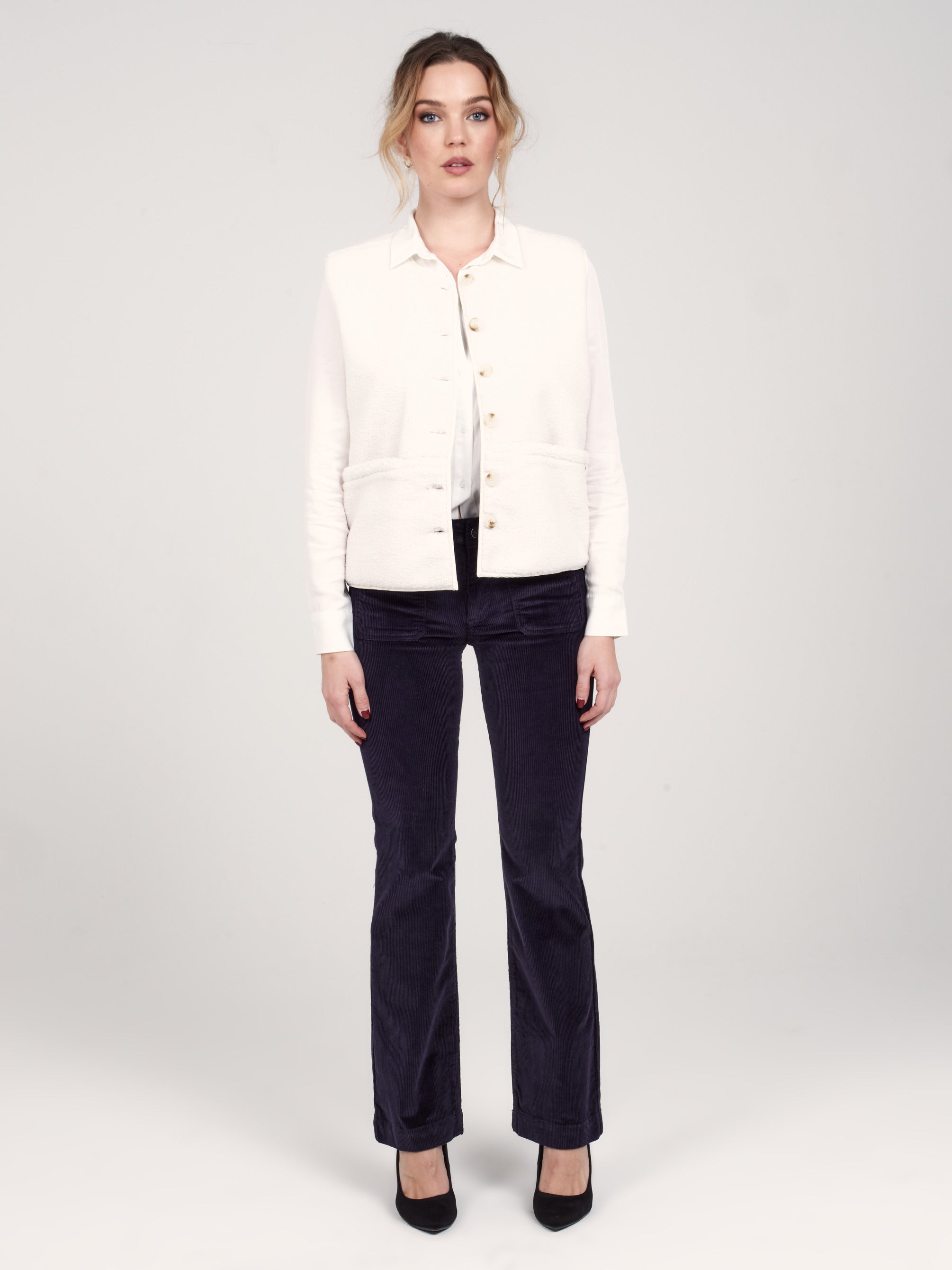 Pantalon bootcut en velours taille mi-haute BELLA femme, NAVY, taille 25, porté par Priscilla (1m76) – photo 5