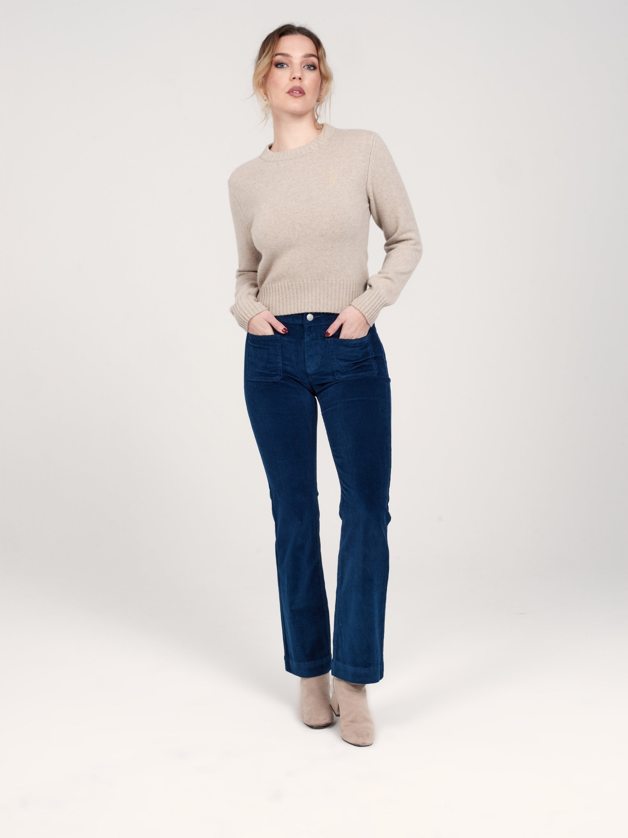 Pantalon bootcut en velours taille mi-haute BELLA femme, PETROL, taille 25, porté par Priscilla (1m76) – photo 4