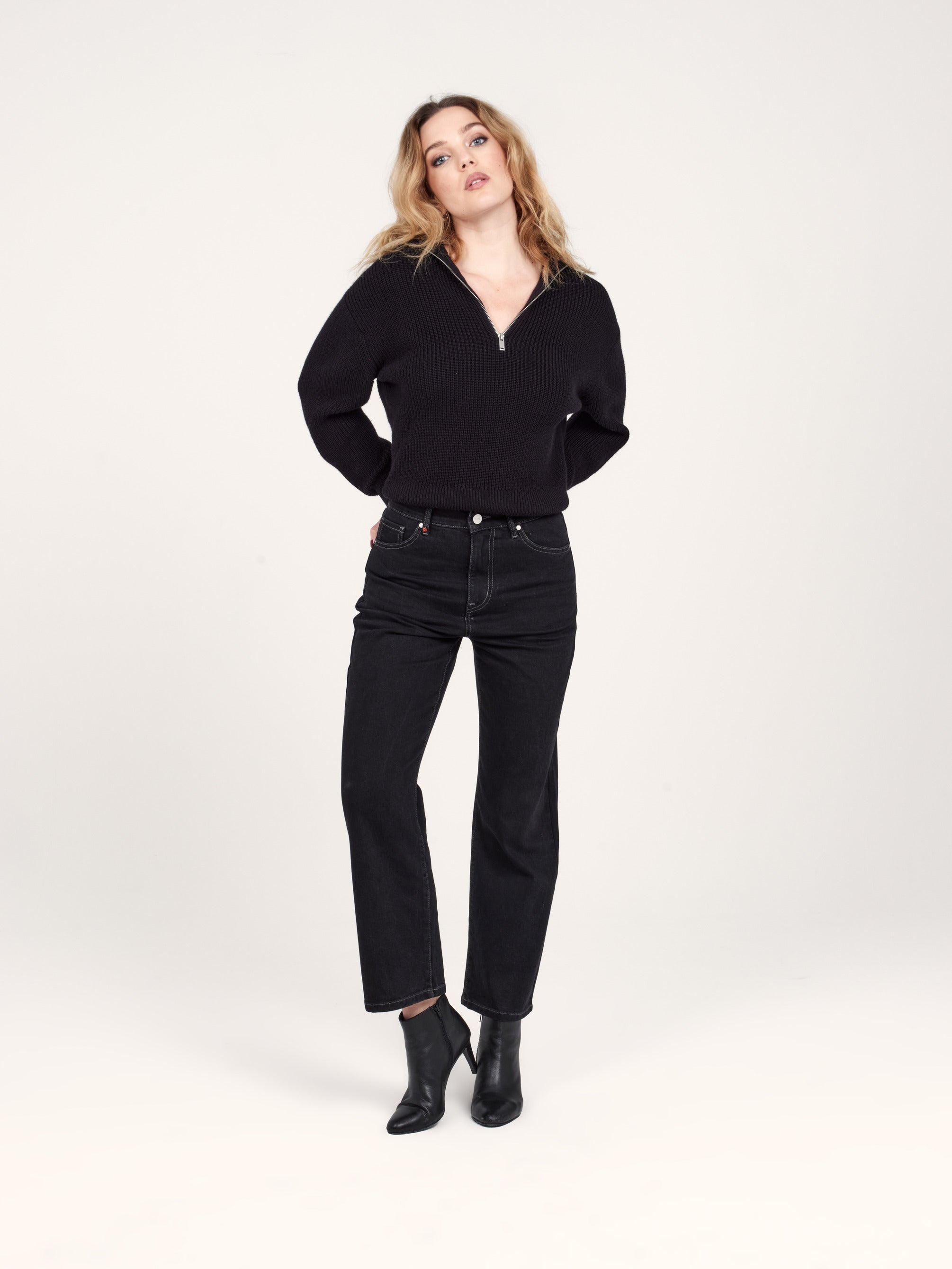 Jean droit court noir POLA femme, BLACK, taille 25, porté par Priscilla (1m76) – photo 2