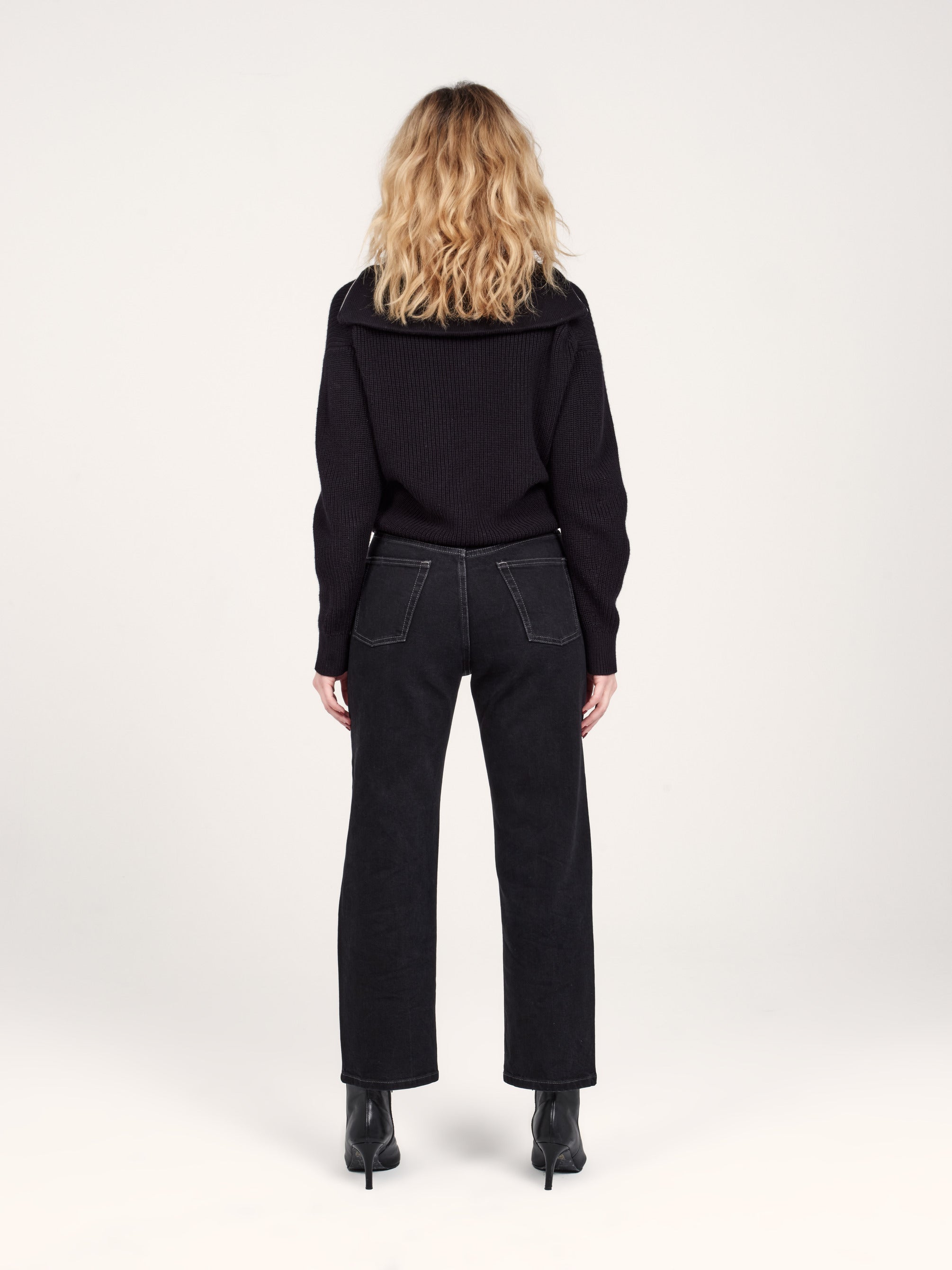 Jean droit court noir POLA femme, BLACK, taille 25, porté par Priscilla (1m76) – photo 4